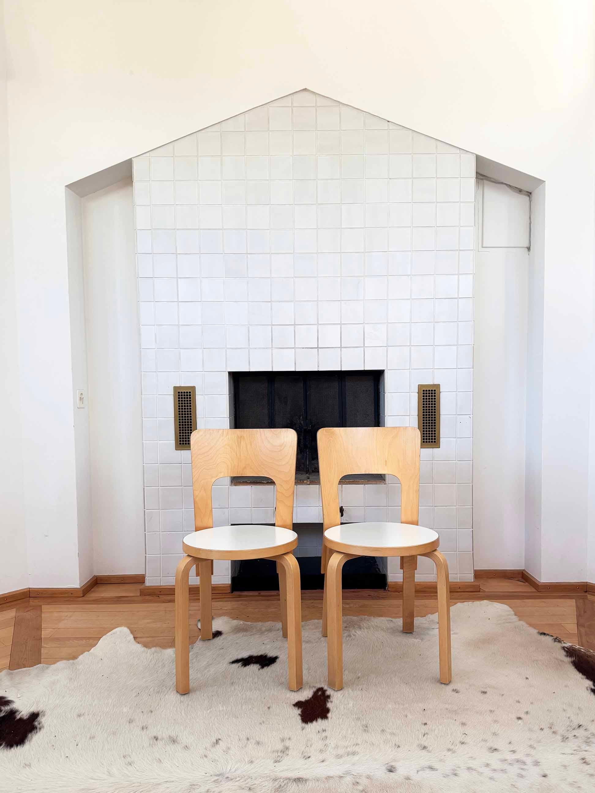 Bouleau Chaise moderne danoise modèle 66 en bouleau et blanc Alvar Aalto parArtek en vente