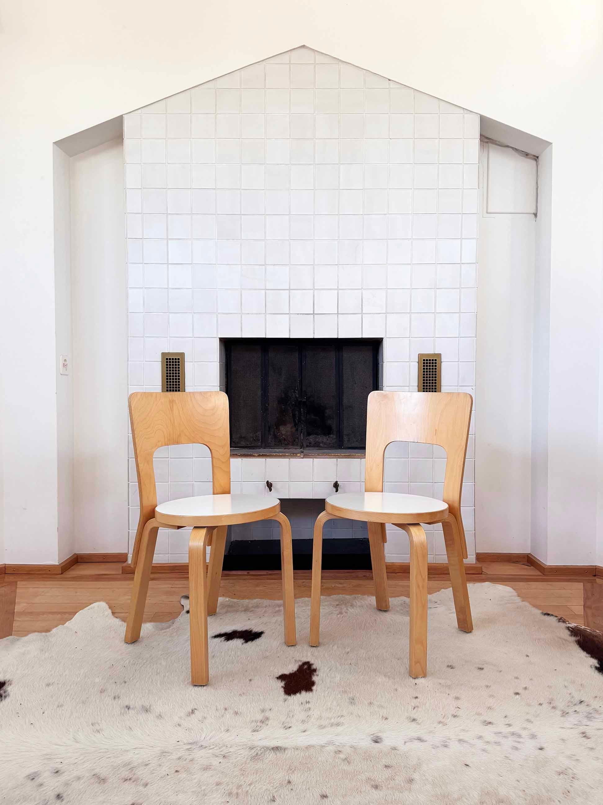 Chaise moderne danoise modèle 66 en bouleau et blanc Alvar Aalto parArtek en vente 1