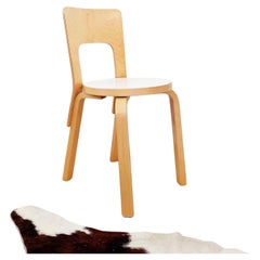 Silla Simple Acentuada Danesa Moderna Modelo 66 en Abedul + Blanco Alvar Aalto byArtek