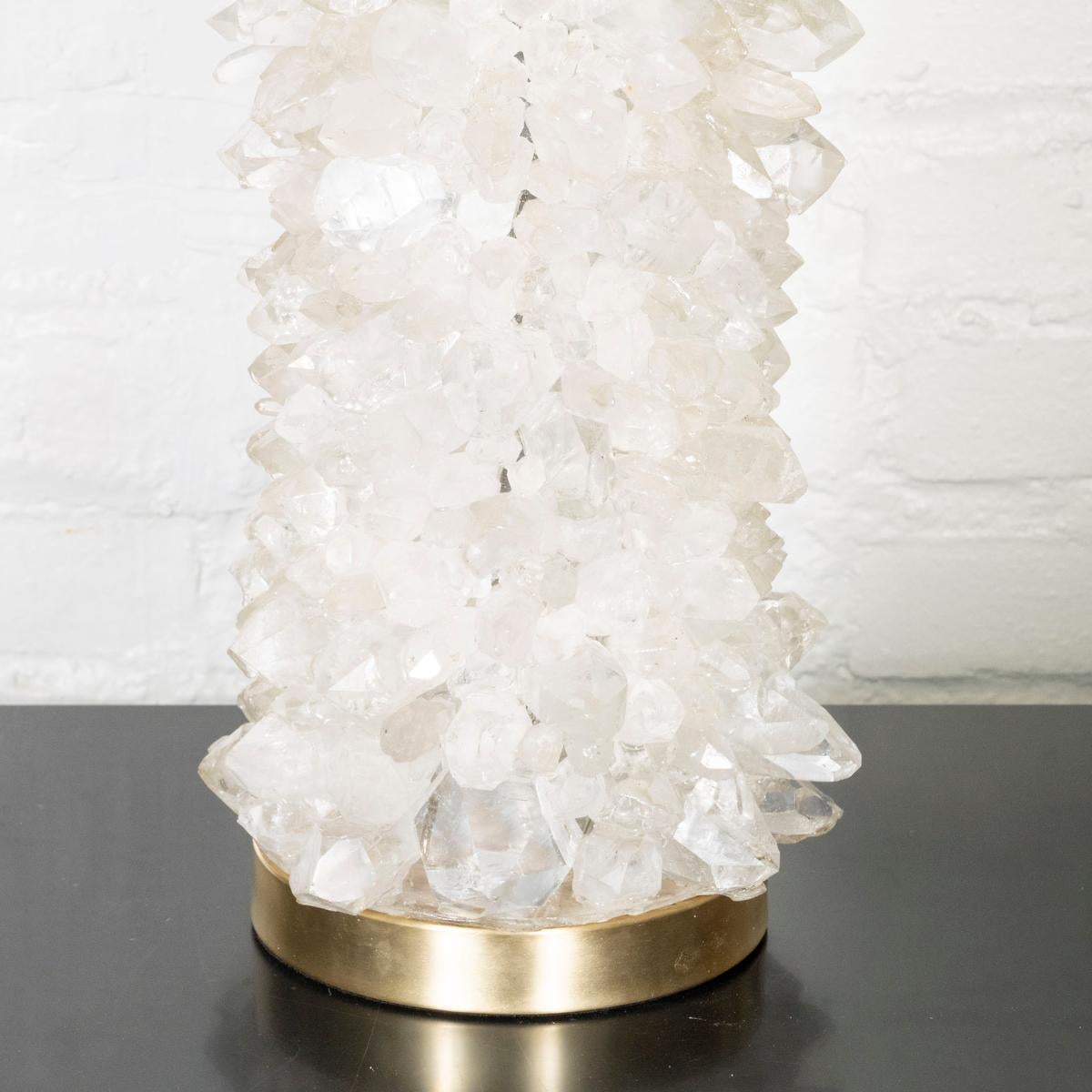 Einzelne „Aggregate“ Bergkristall-Cluster-Lampe von Spark Interior (Messing) im Angebot