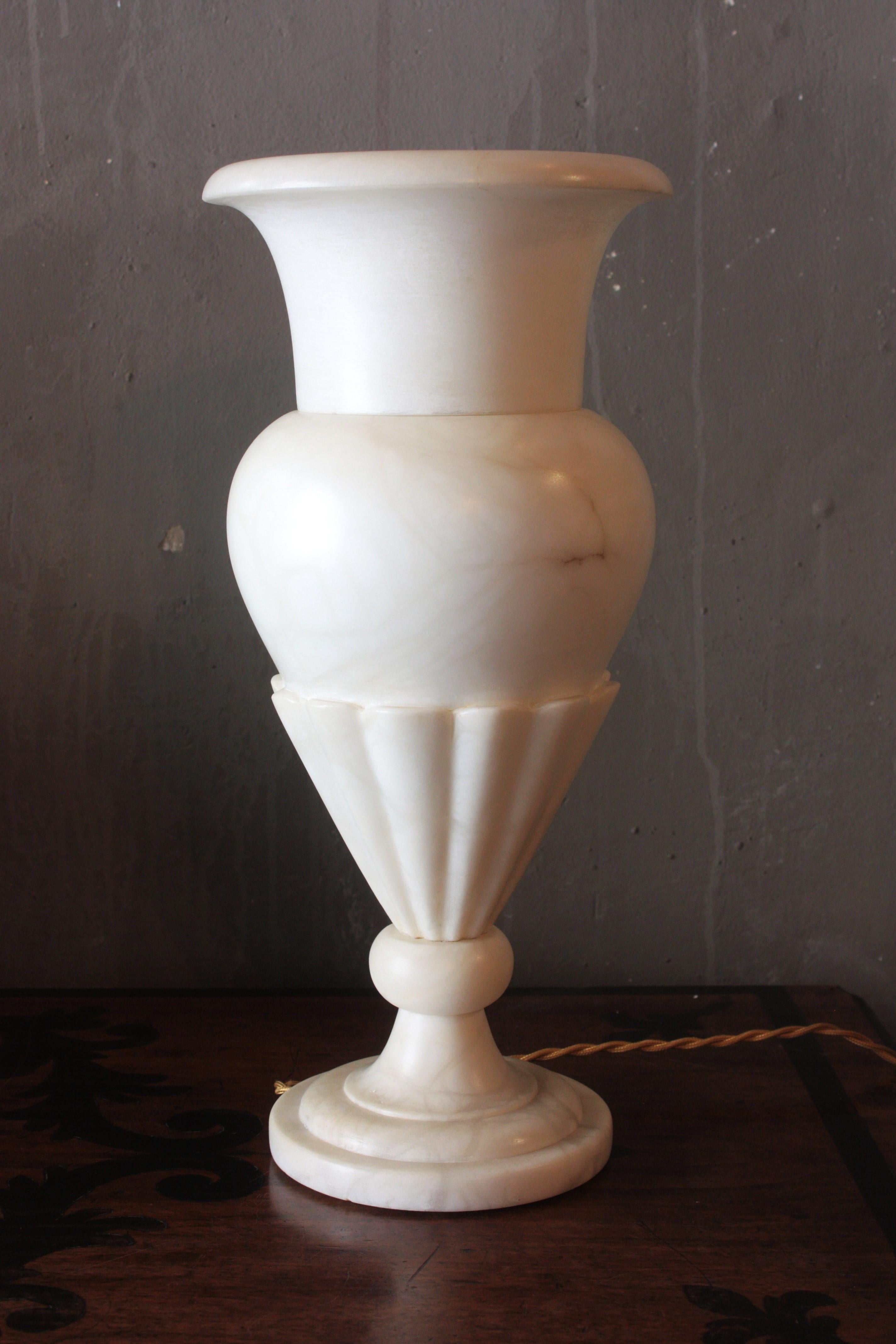 Lampe Urne simple en albâtre en vente 2