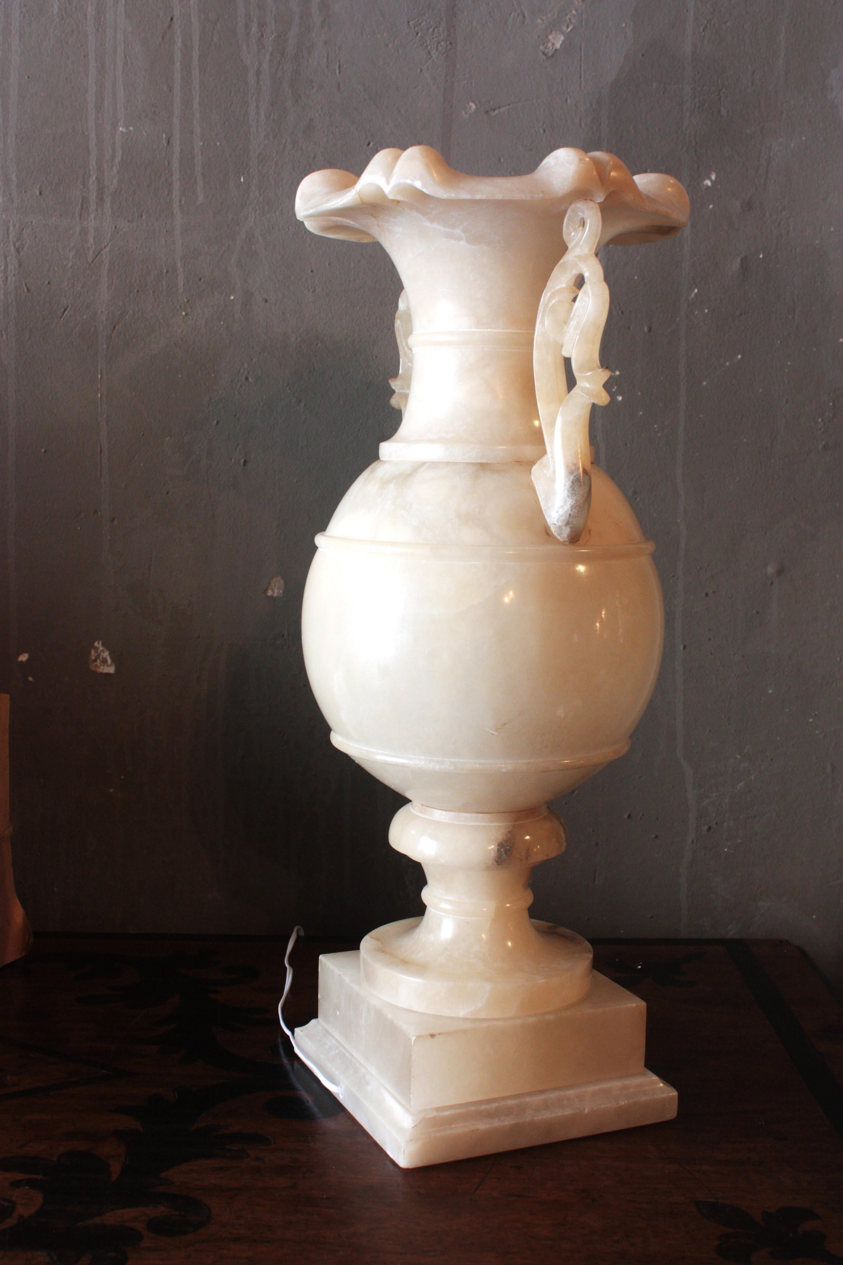 Einzelne Alabaster-Urne Lampe im Angebot 3