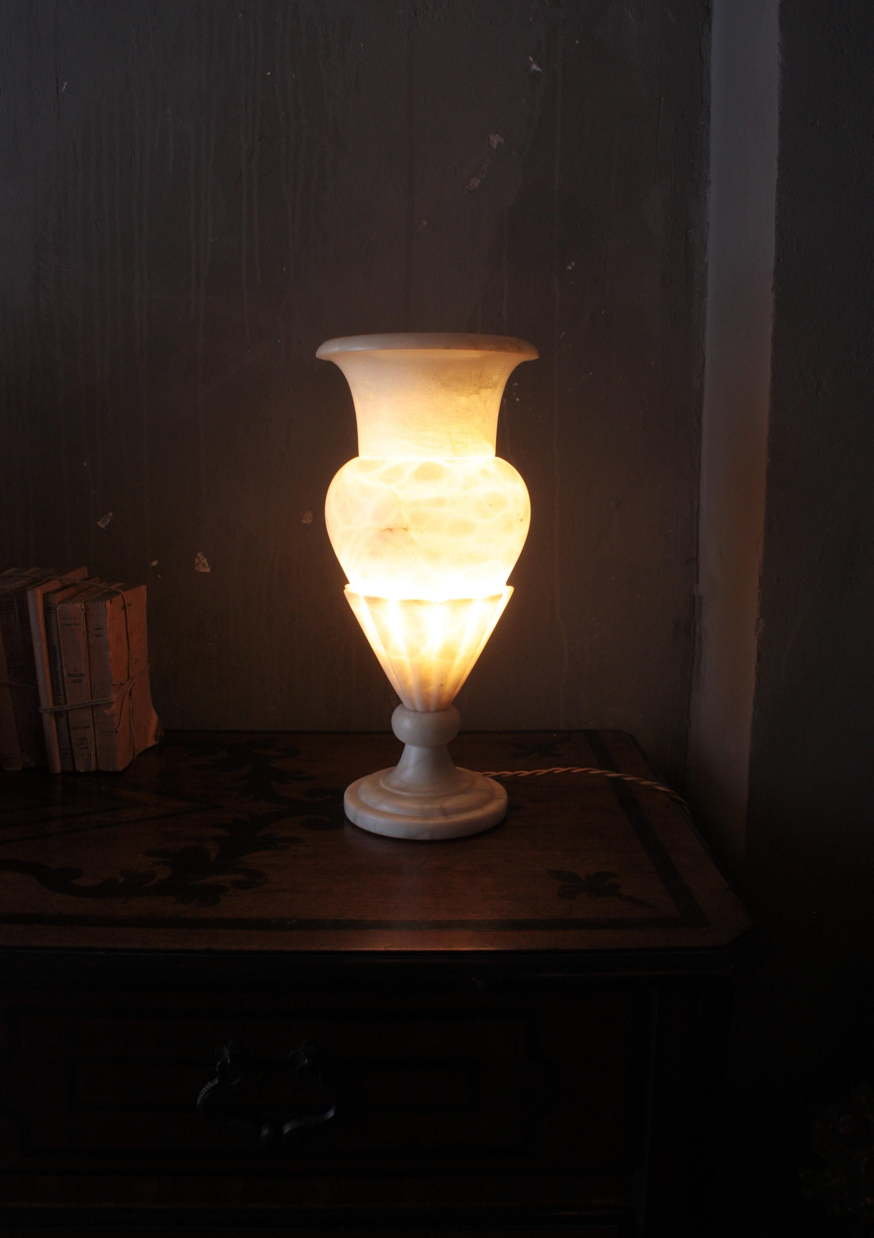 Lampe Urne simple en albâtre en vente 3
