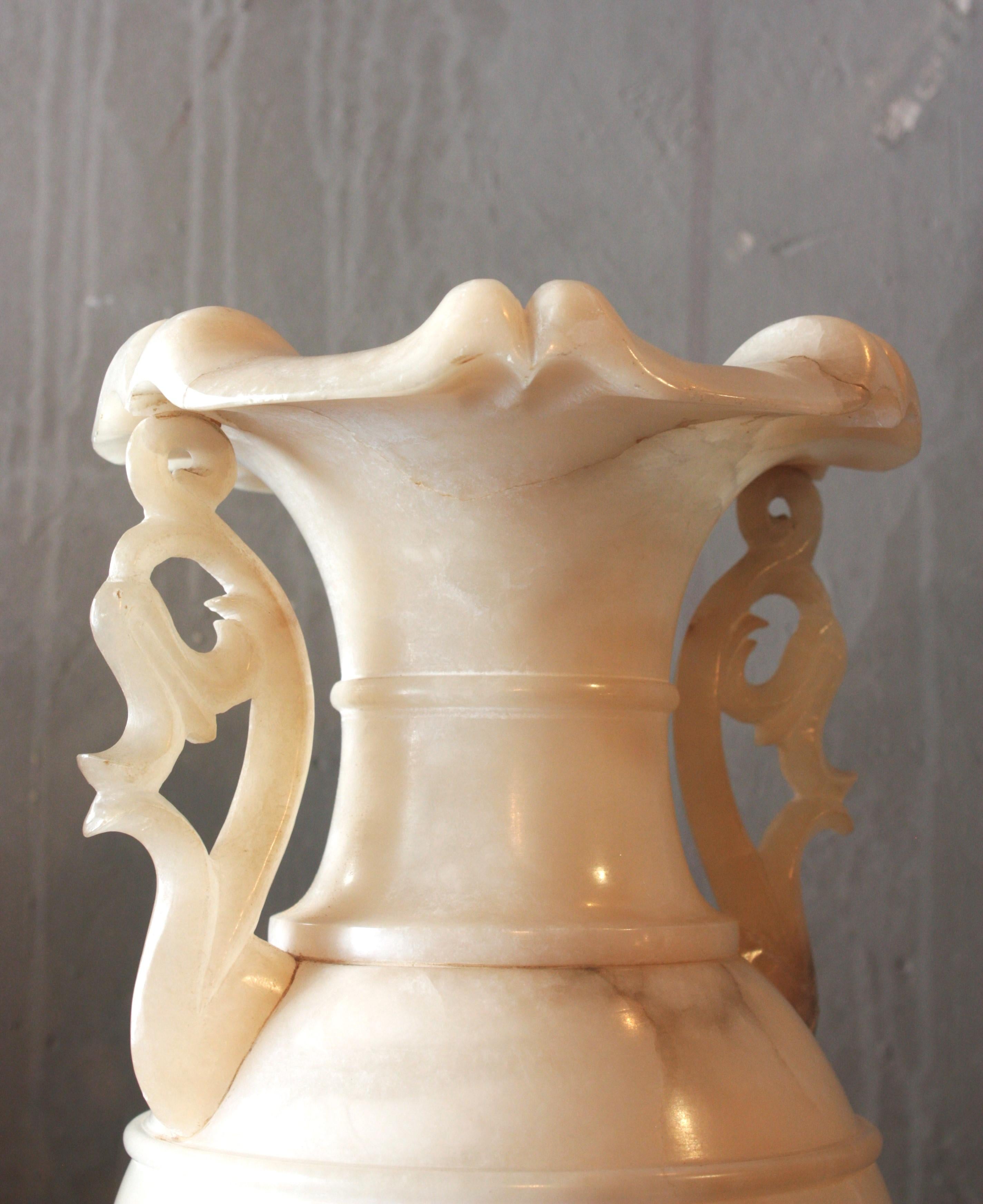 Einzelne Alabaster-Urne Lampe im Angebot 4