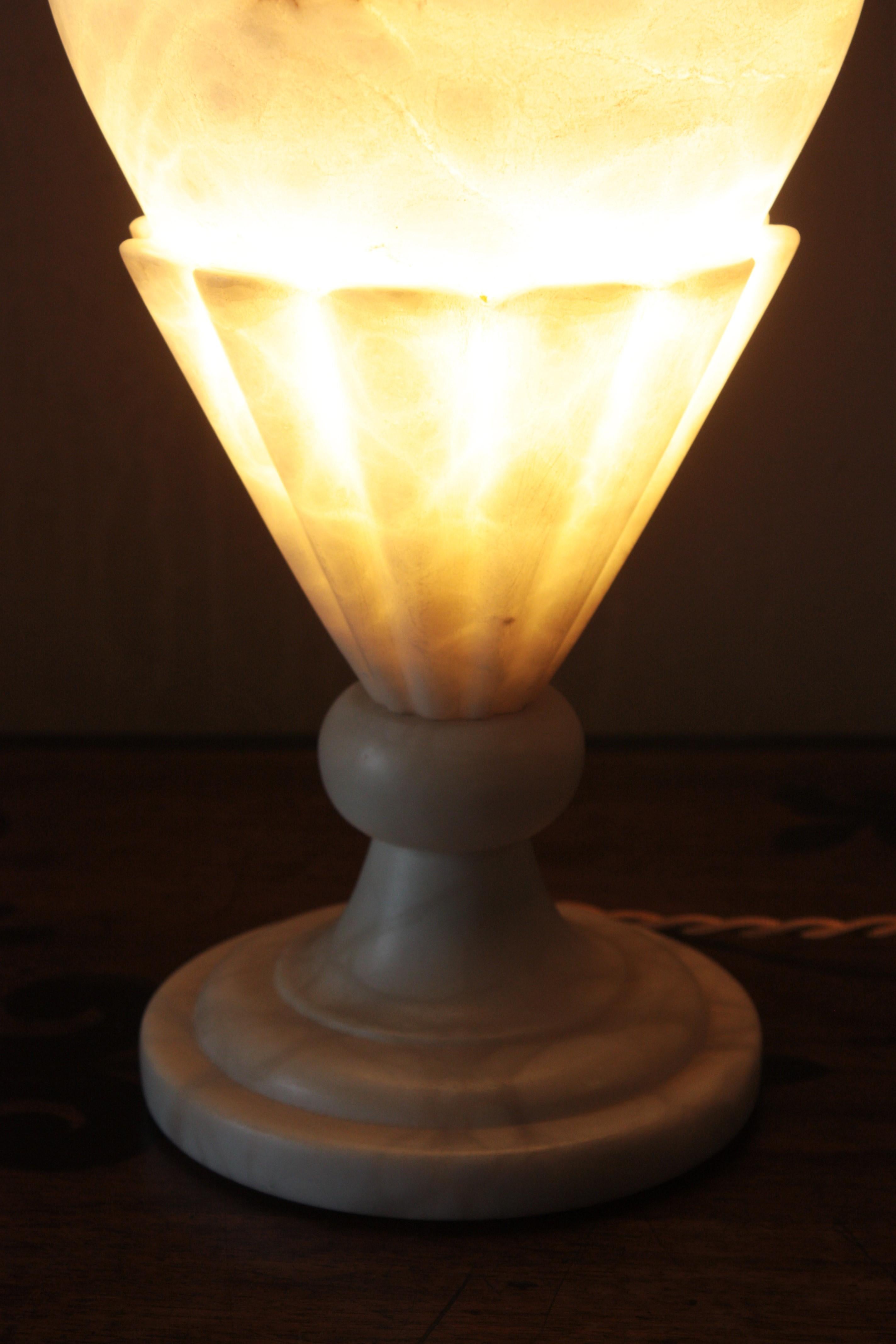 Lampe Urne simple en albâtre en vente 4
