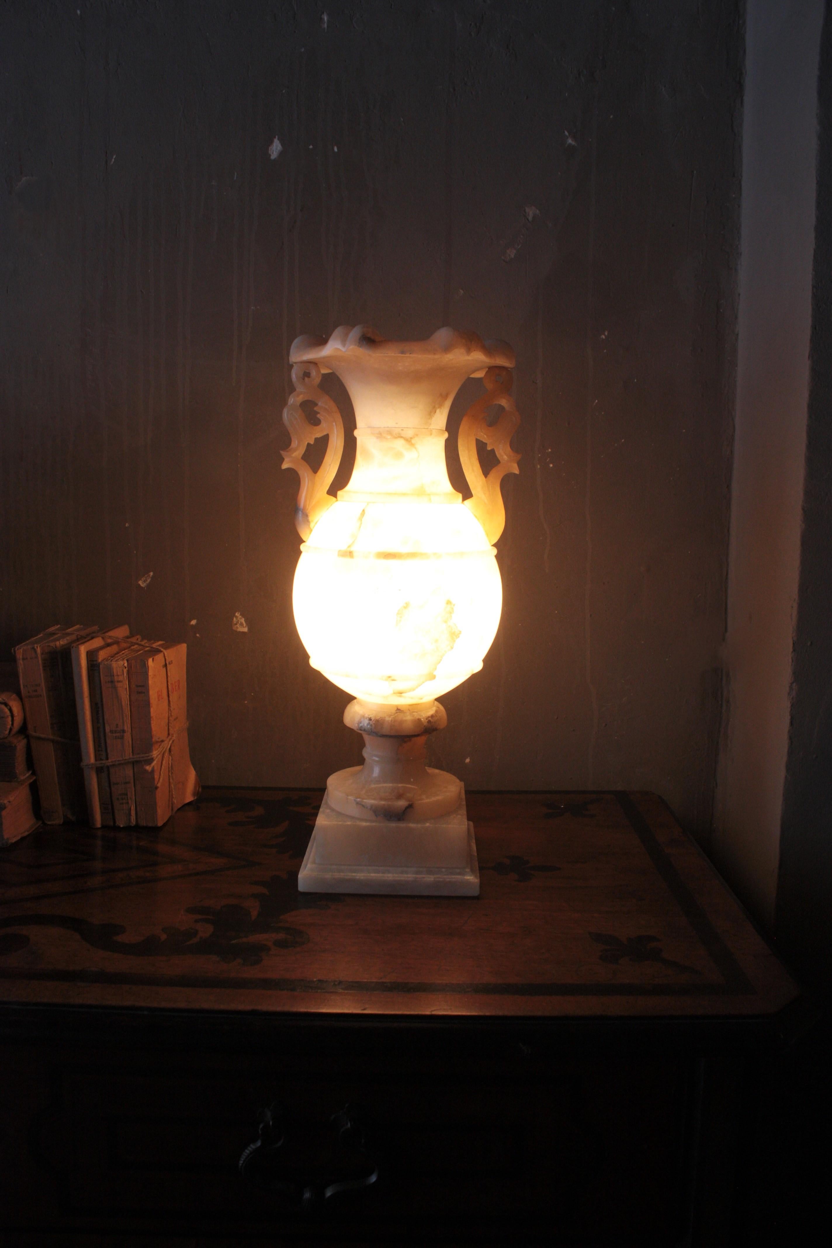 Einzelne Alabaster-Urne Lampe im Angebot 5