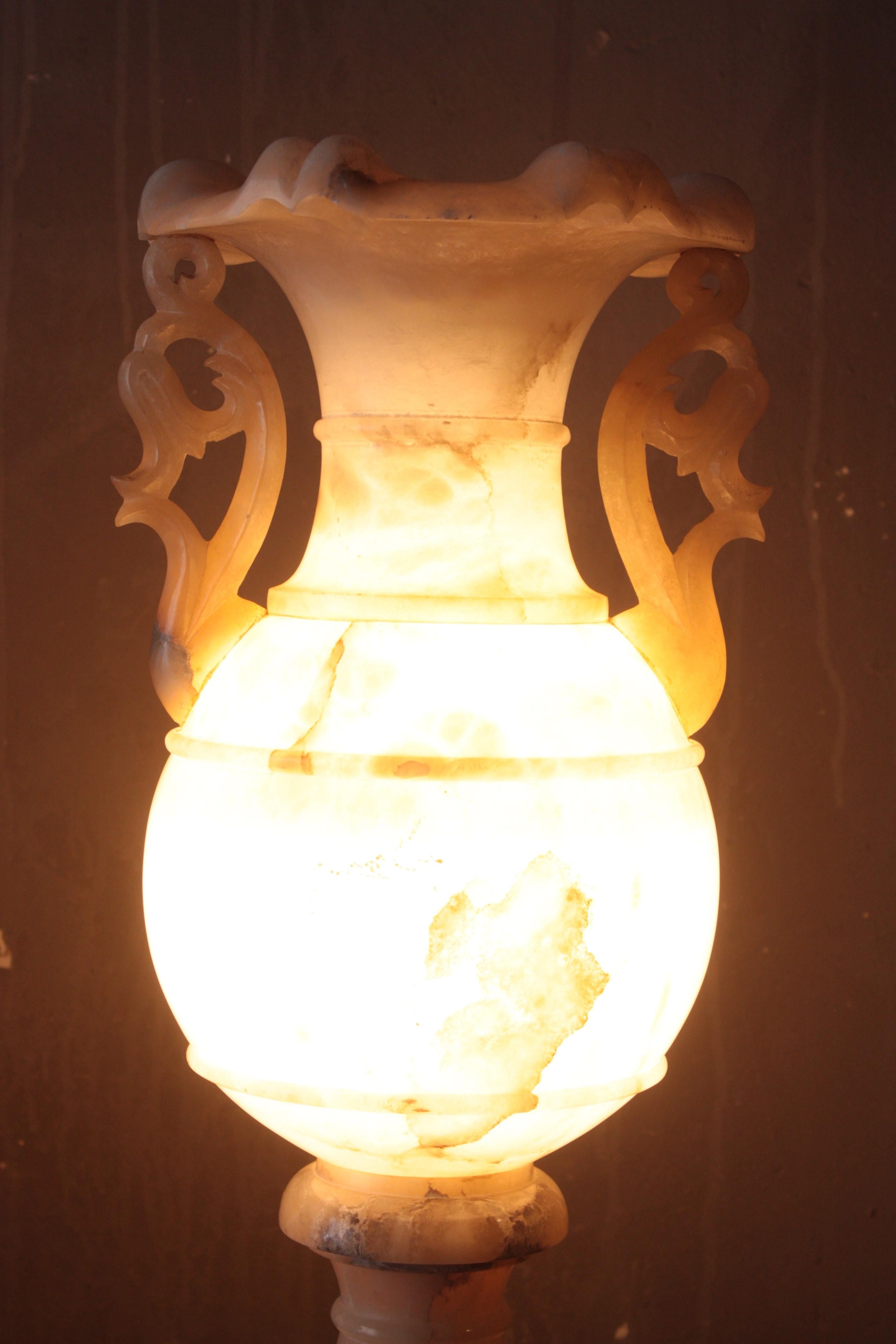Einzelne Alabaster-Urne Lampe im Angebot 6