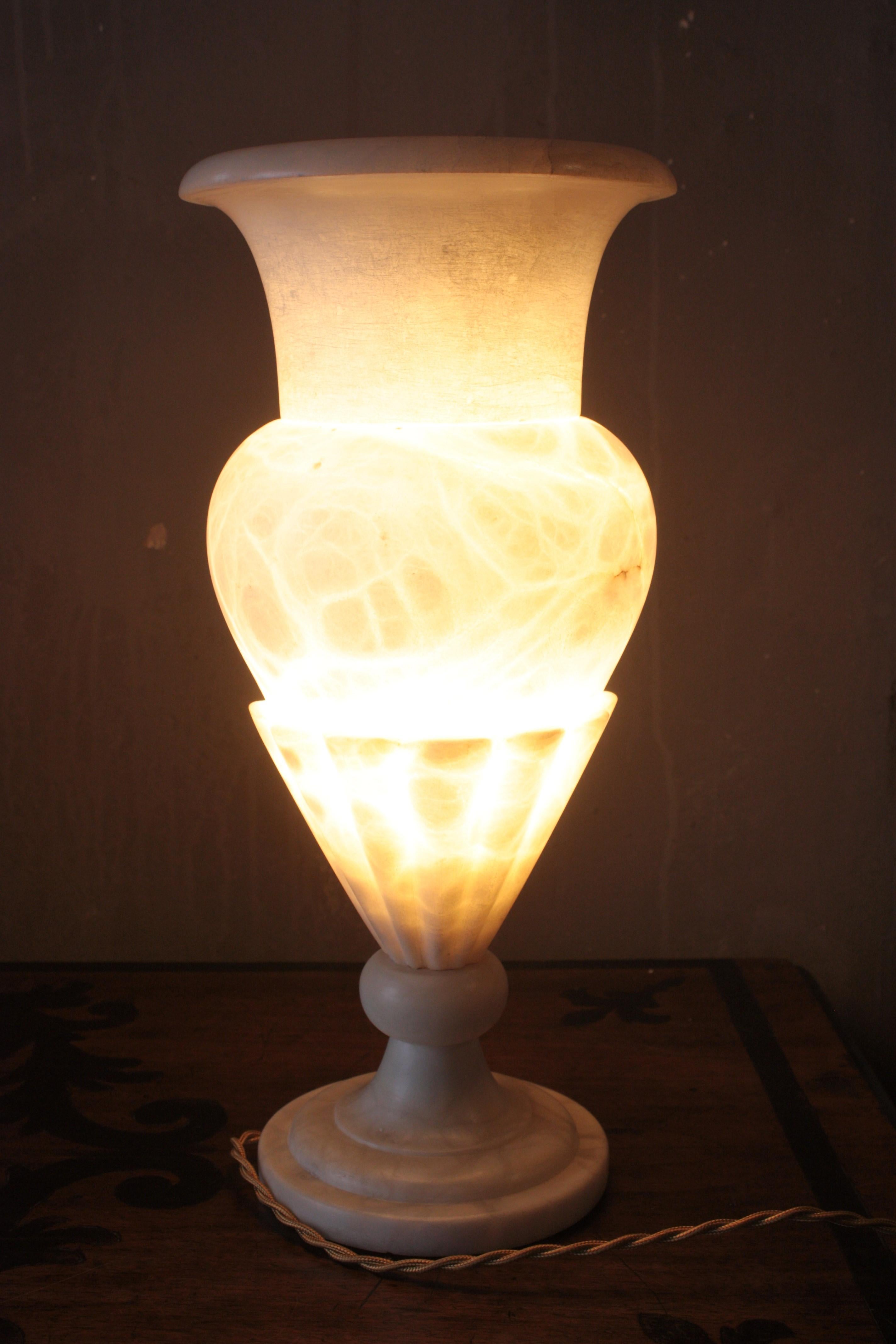 Lampe Urne simple en albâtre en vente 6
