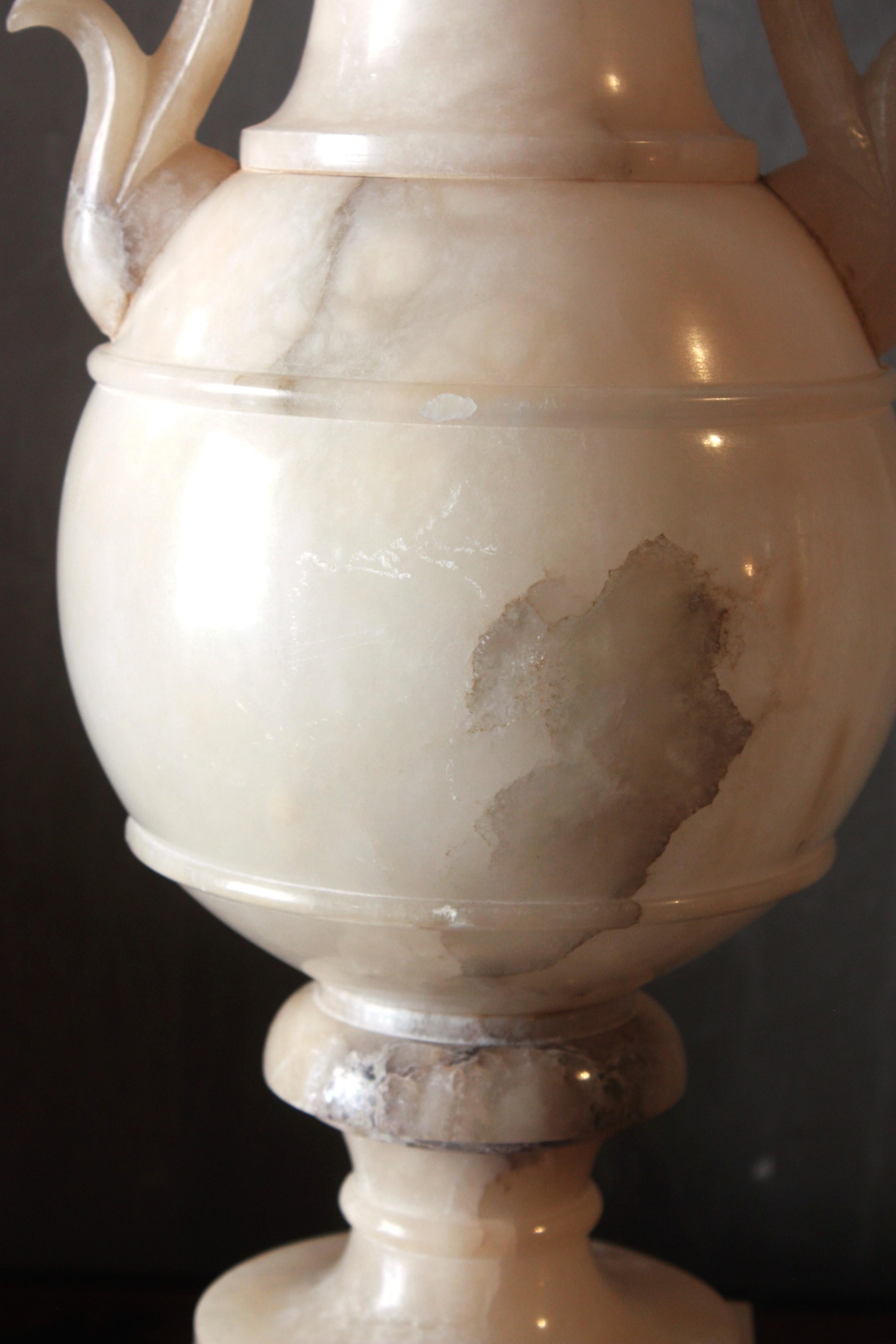 Einzelne Alabaster-Urne Lampe im Angebot 7