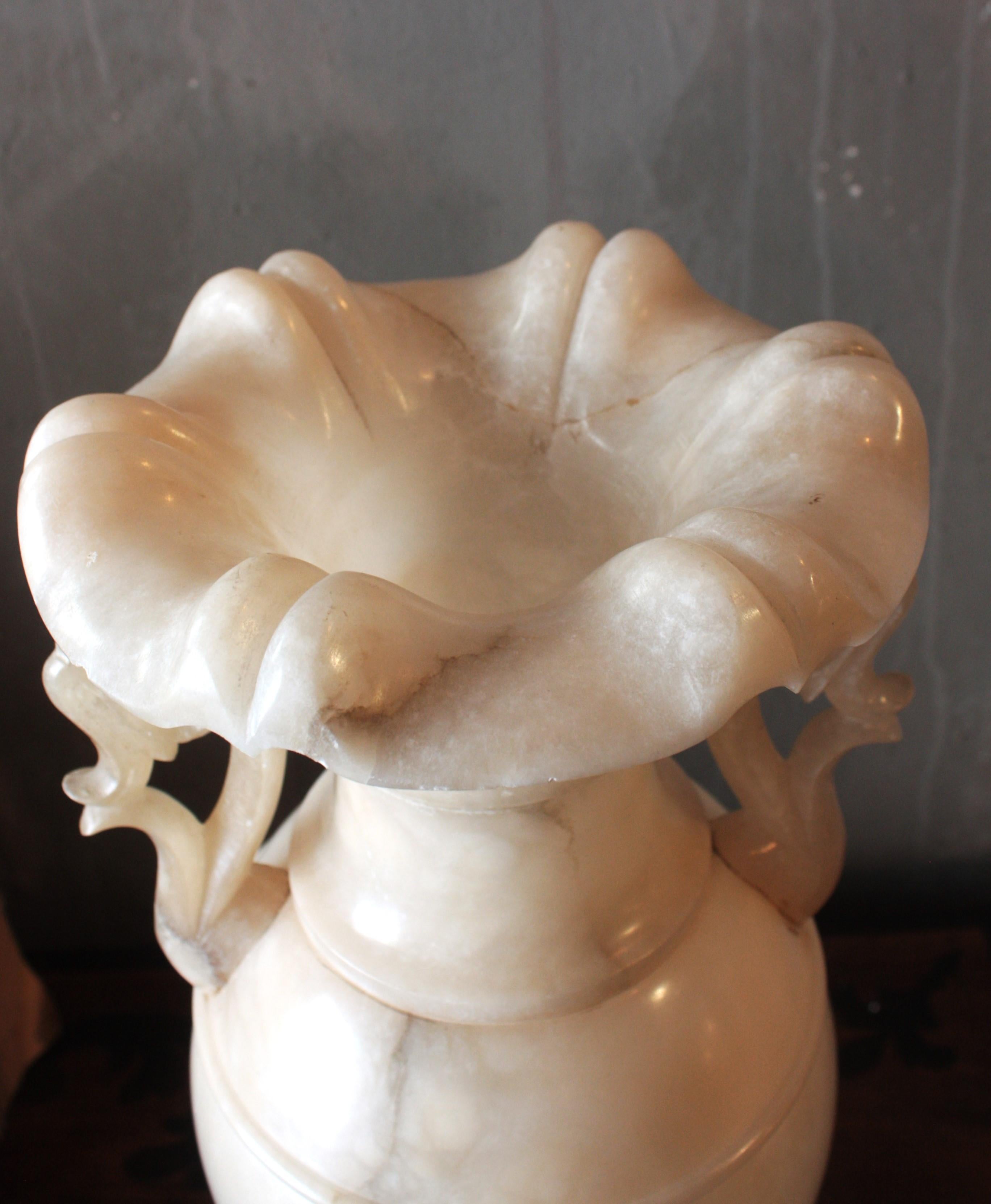 Einzelne Alabaster-Urne Lampe im Angebot 8