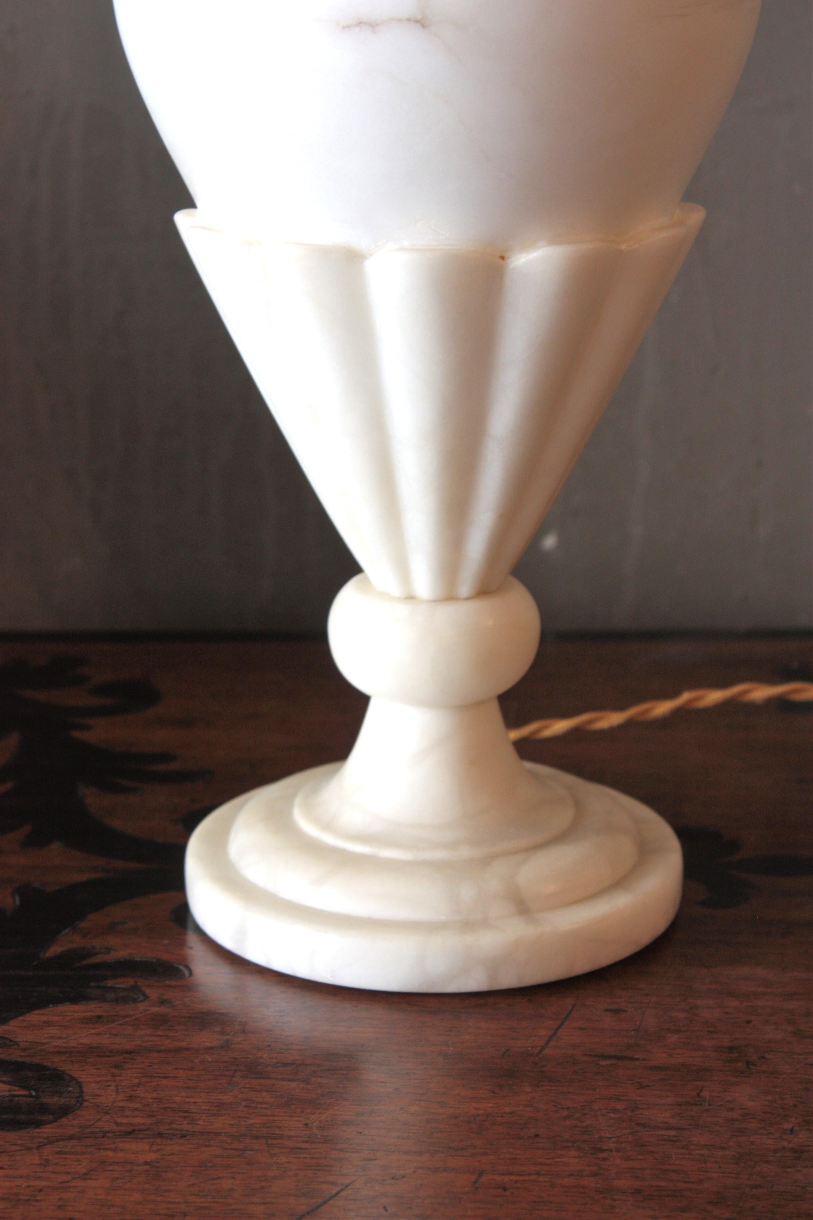 Lampe Urne simple en albâtre en vente 8