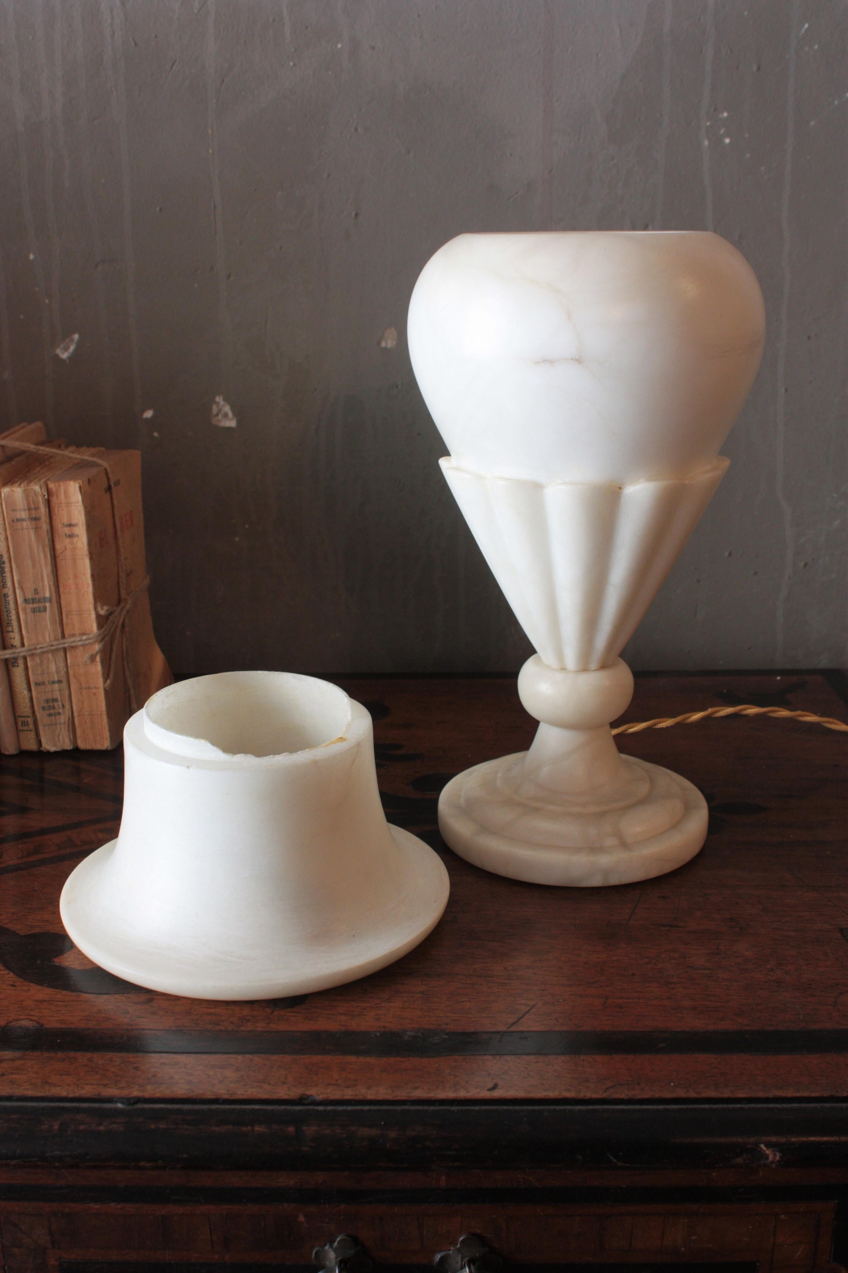 Lampe Urne simple en albâtre en vente 10