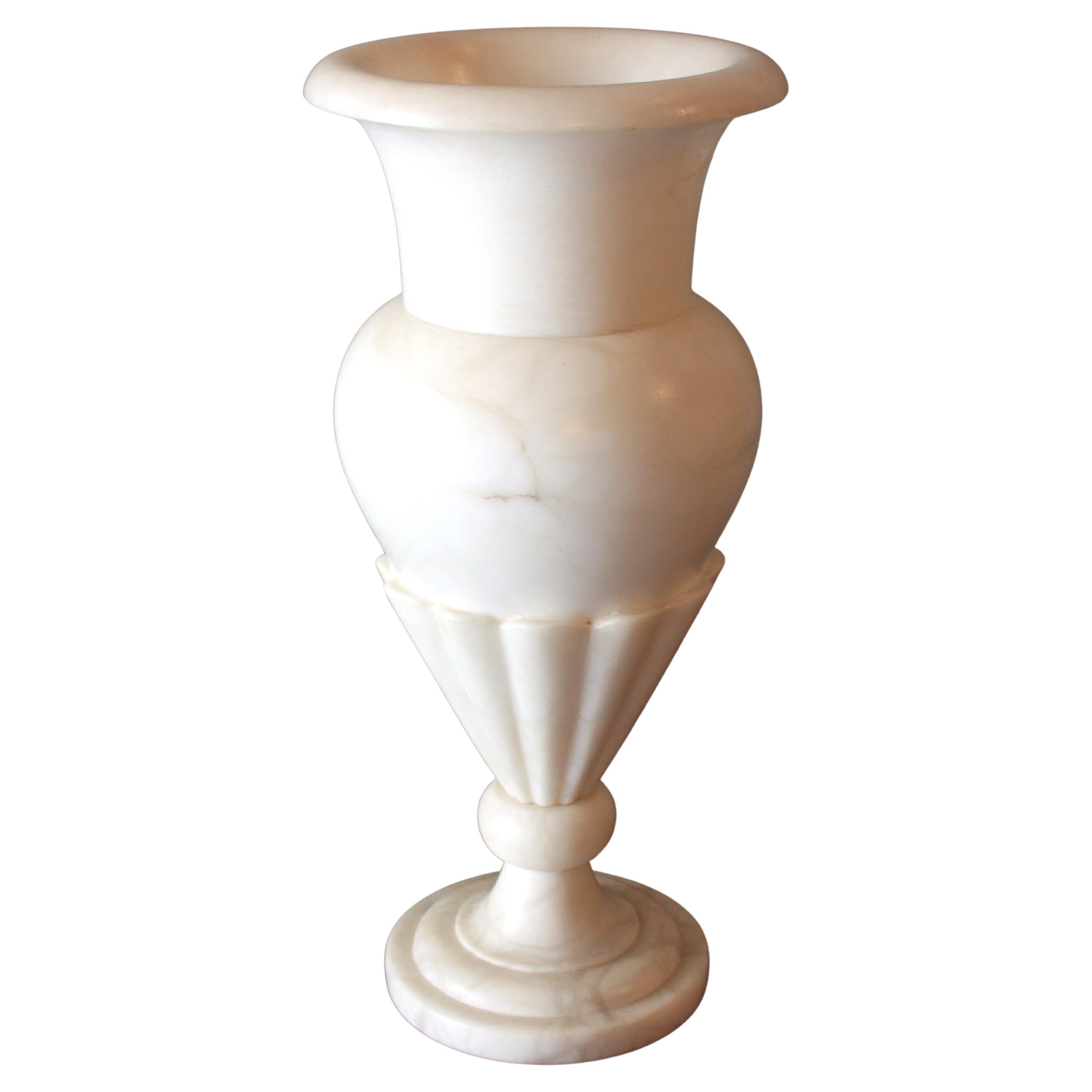 Exceptionnelle urne en albâtre sculpté Art Déco  lampe Espagne, 1930-1940.
Cette lampe en albâtre d'époque Art déco présente un élégant design néoclassique, avec des détails sculptés sur la partie inférieure et des formes arrondies. La lampe Urn