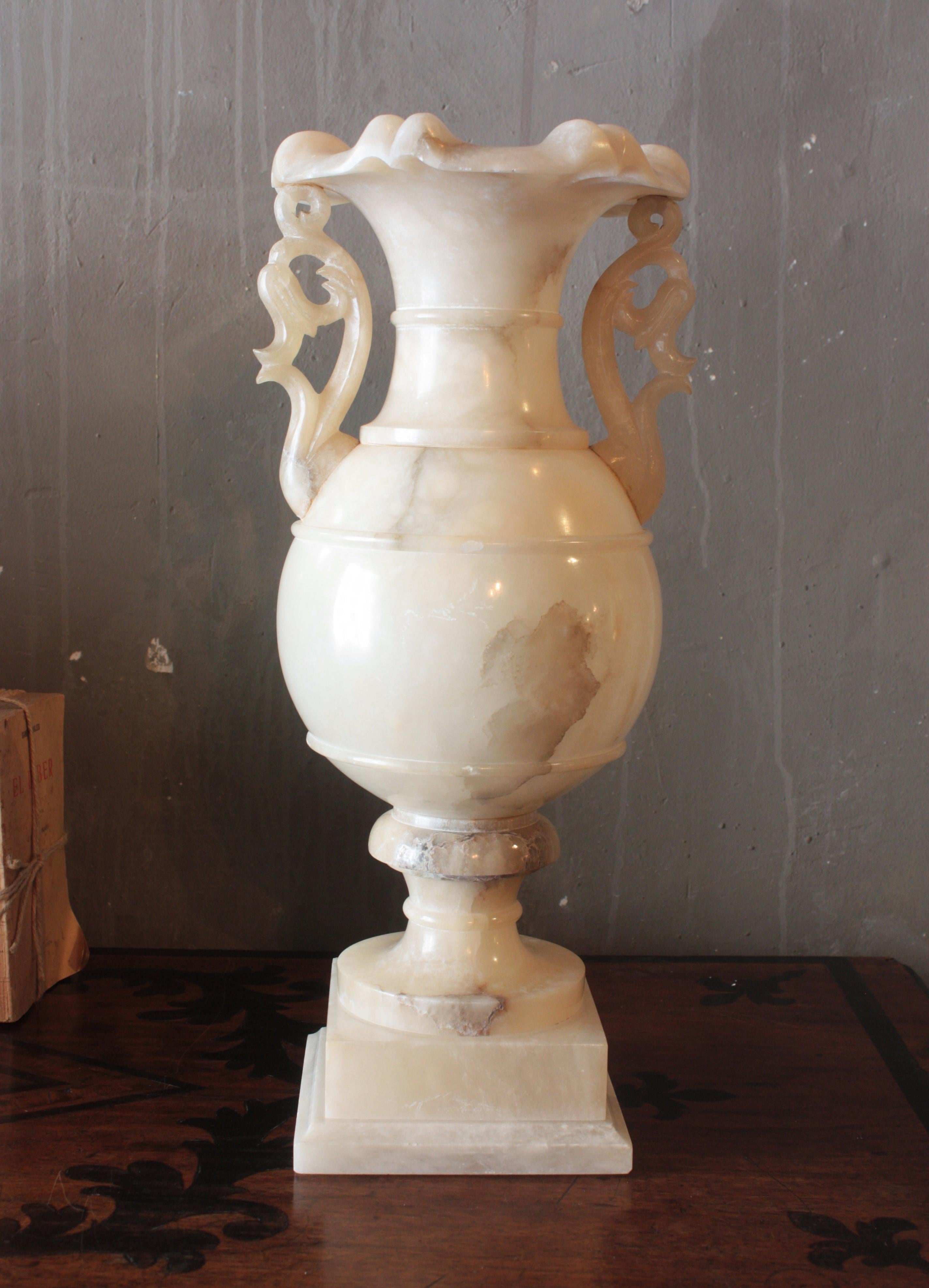 Geschnitzte Alabaster-Tischlampe mit Urnenform und Innenbeleuchtung, Italien, 1930er Jahre
Alabaster Urnenlampe.
Hervorragende neoklassizistische geschnitzte Alabaster-Urne mit Griffen.Italien, 1930er Jahre Elegantes neoklassizistisches Design. Die