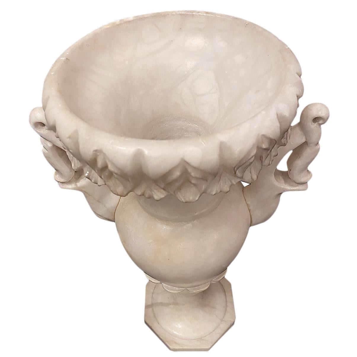 A single Italian circa 1930s carved alabaster table lamp in the form of an urn with interior light.

Measurements:
Height 18.5