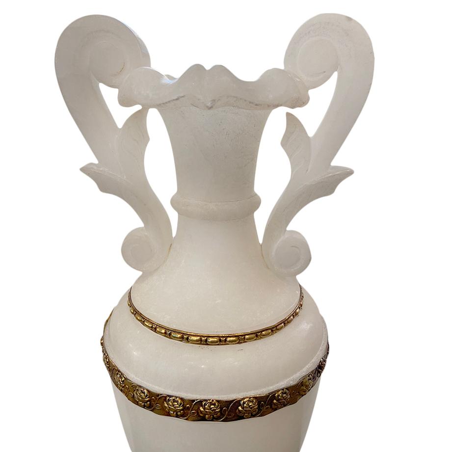 Une seule lampe italienne en forme d'urne en albâtre sculpté, datant des années 1920, avec des détails en bronze et une lumière intérieure.

Mesures :
Hauteur du corps : 20
Diamètre au plus large : 8