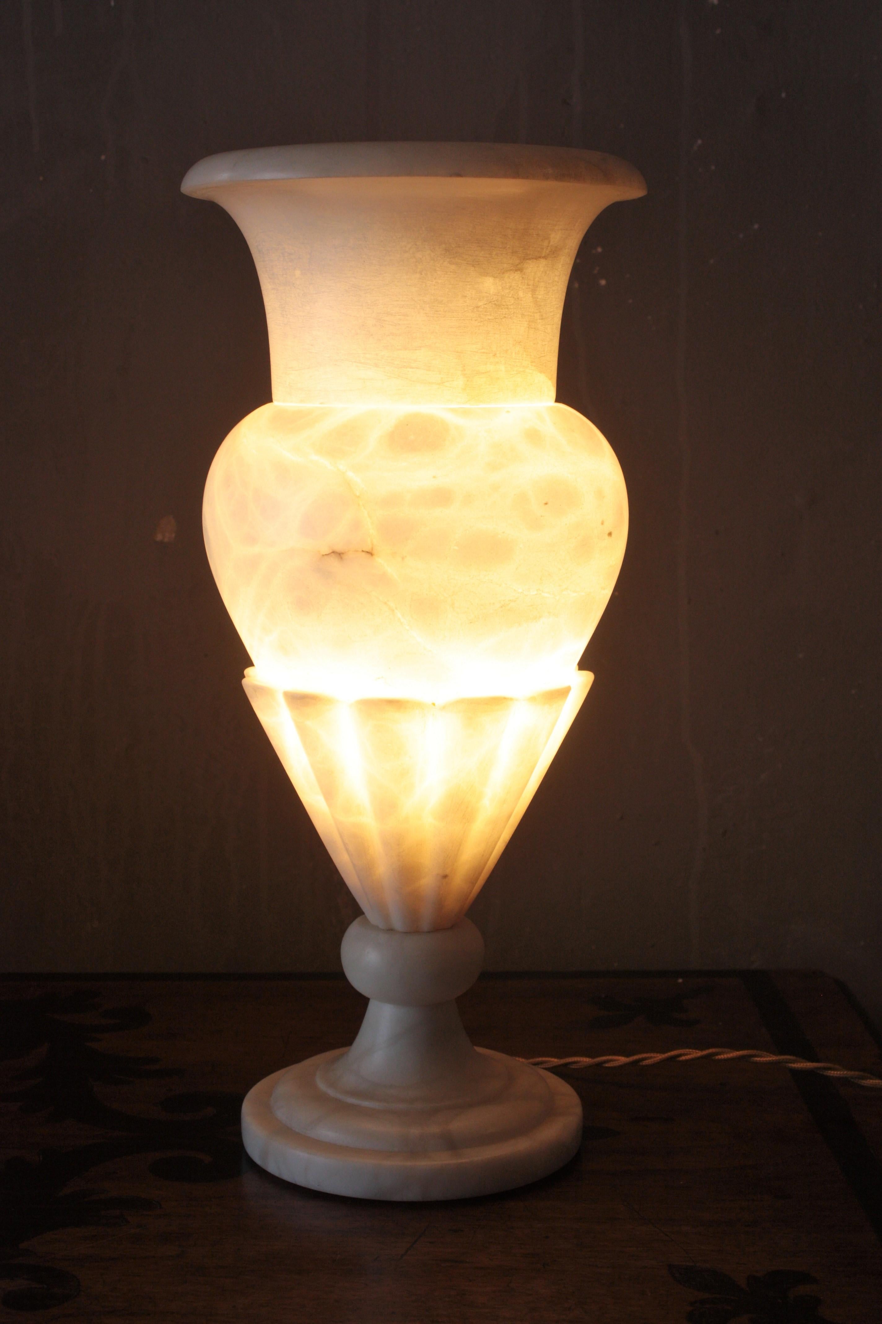 Art déco Lampe Urne simple en albâtre en vente