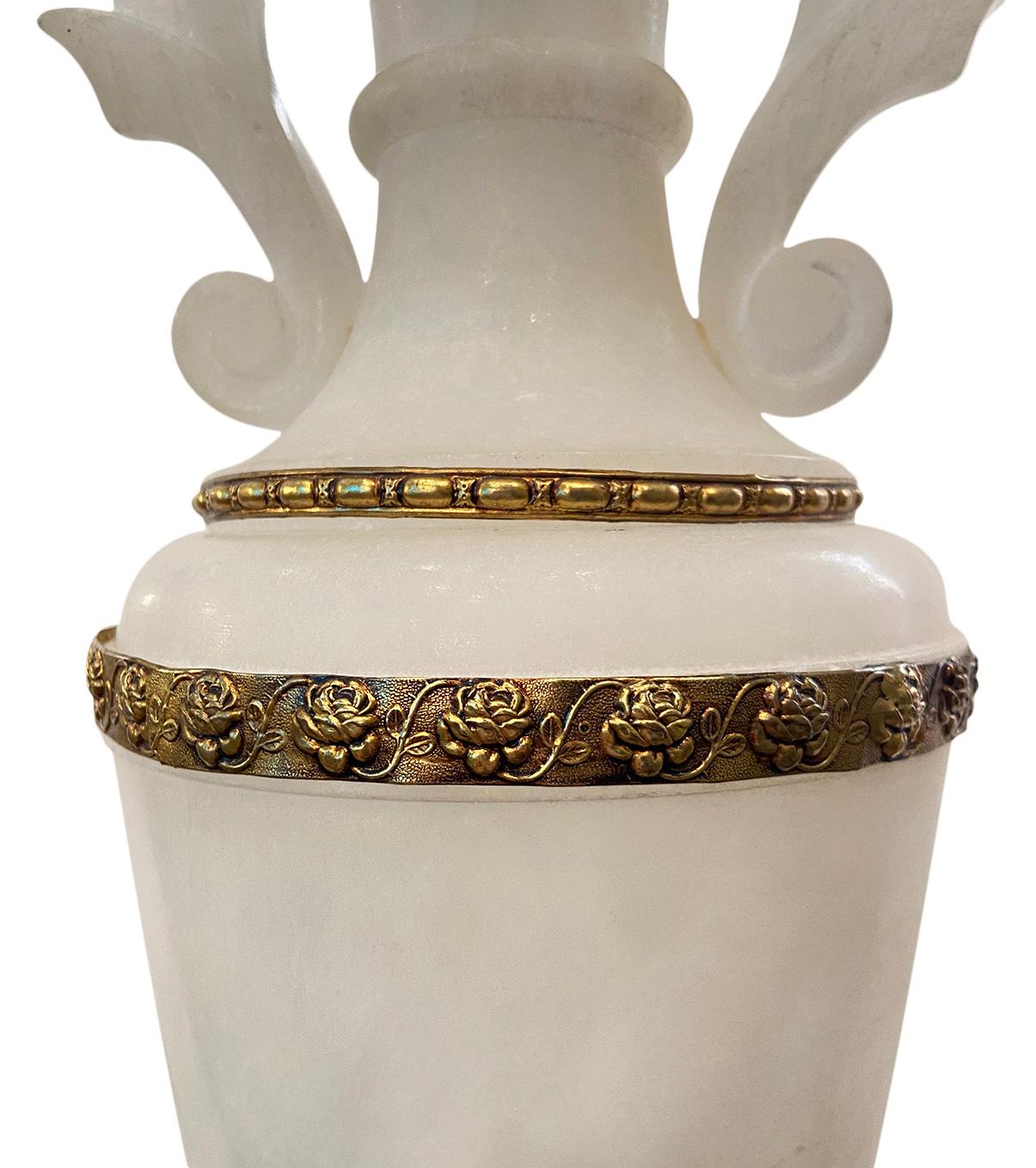 italien Lampe urne simple en albâtre en vente