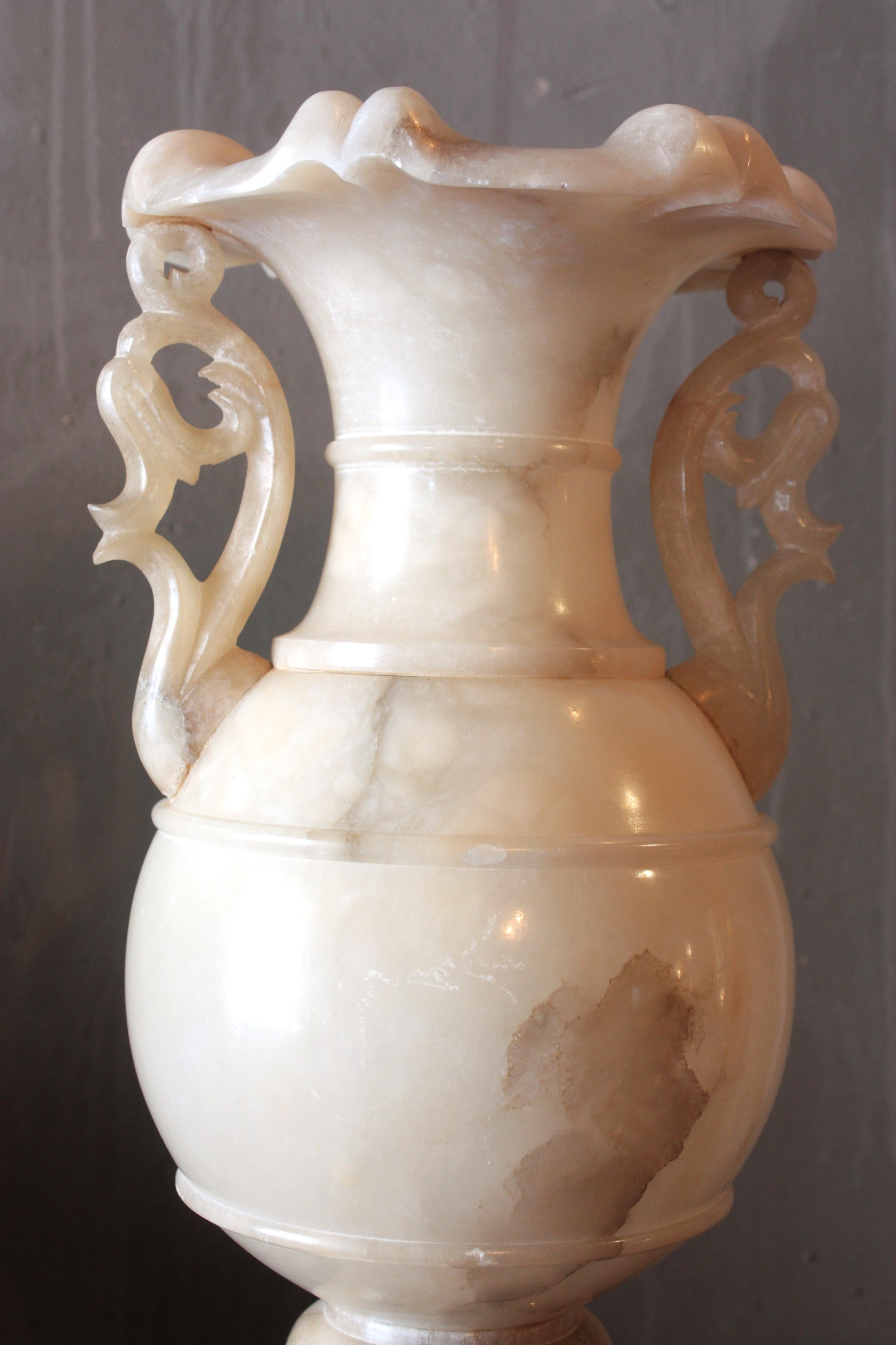 Einzelne Alabaster-Urne Lampe (Italienisch) im Angebot