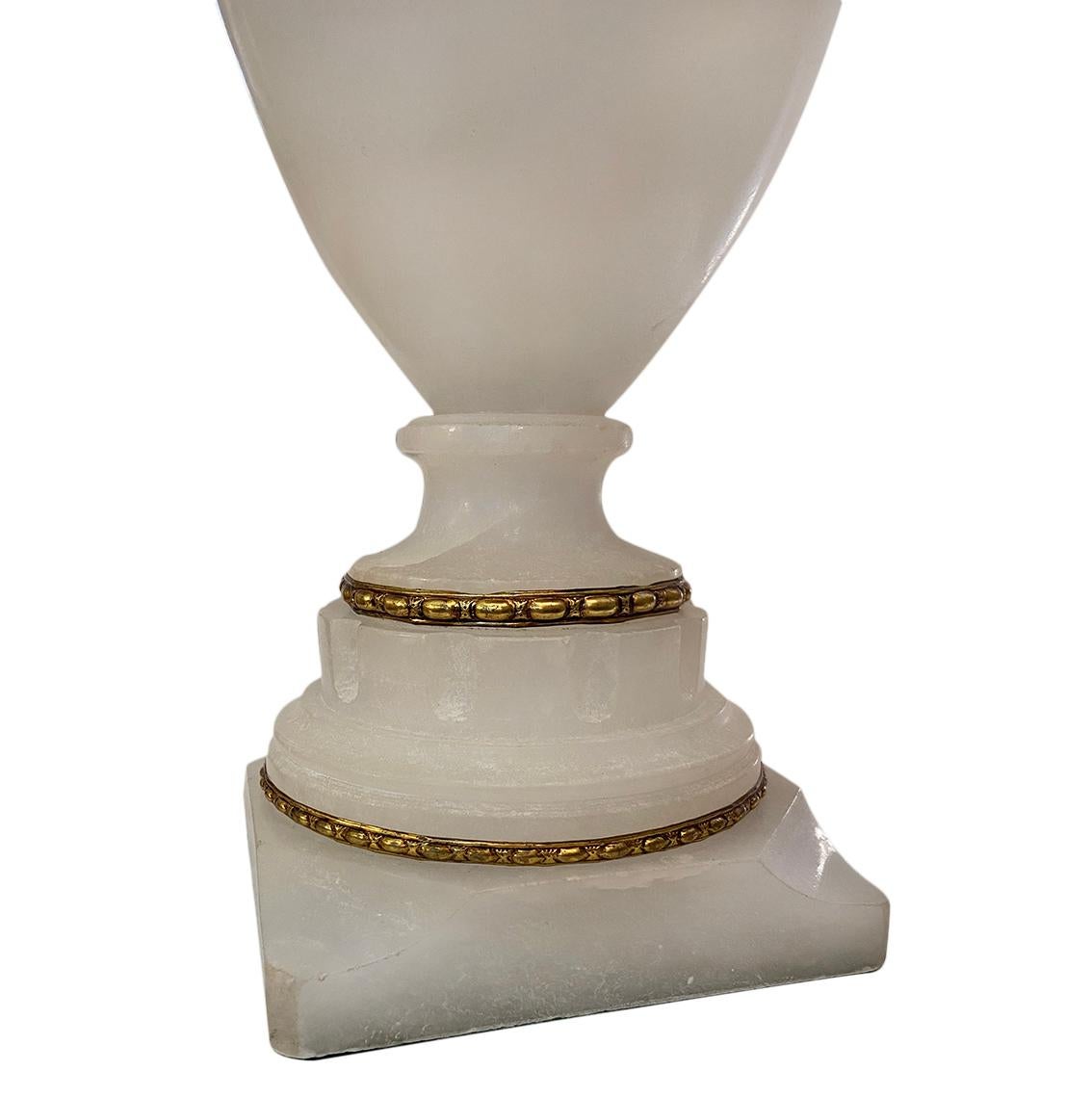 Single Alabaster Urn Lamp In Good Condition For Sale In New York, NY
