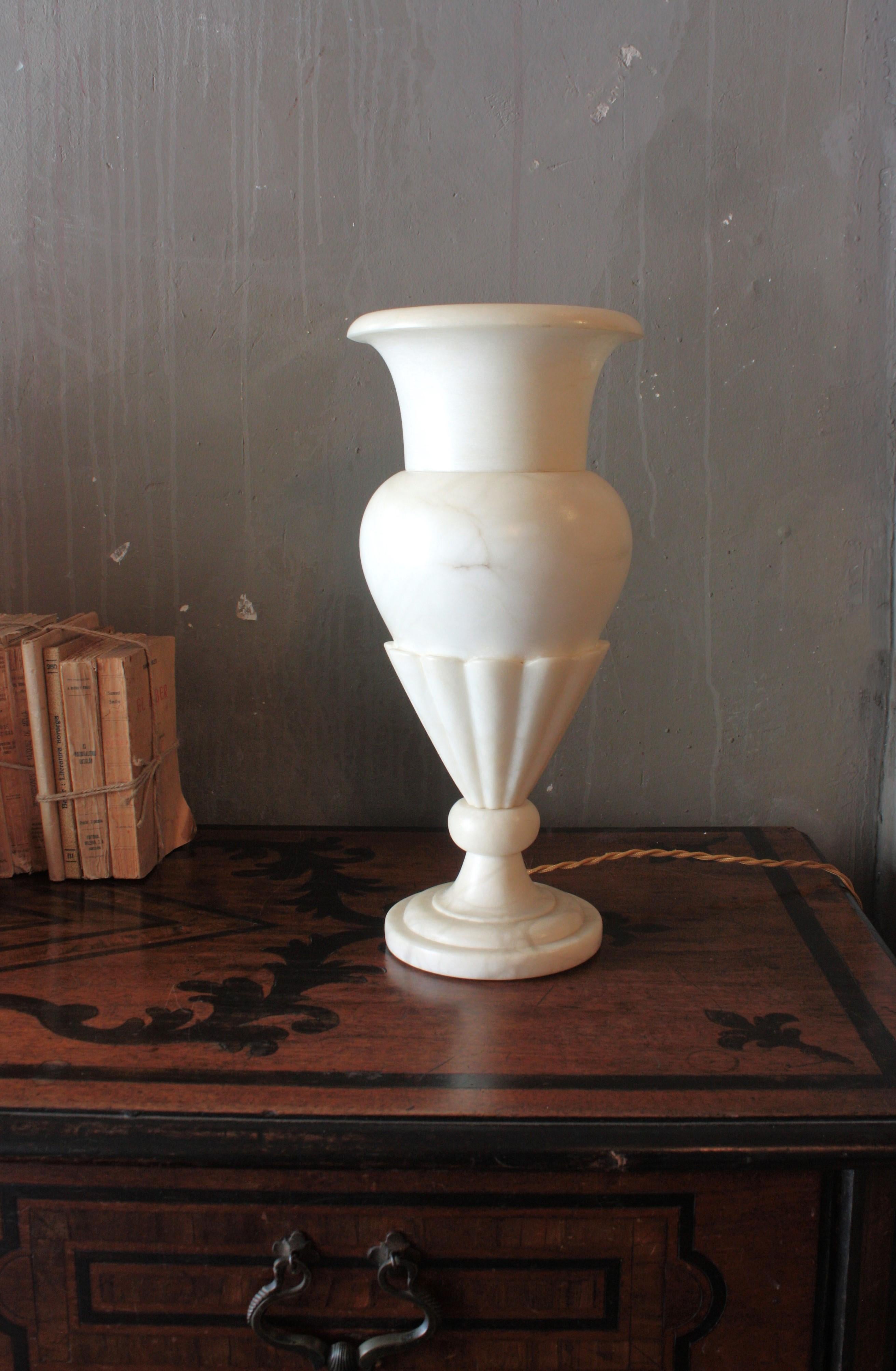 Sculpté Lampe Urne simple en albâtre en vente
