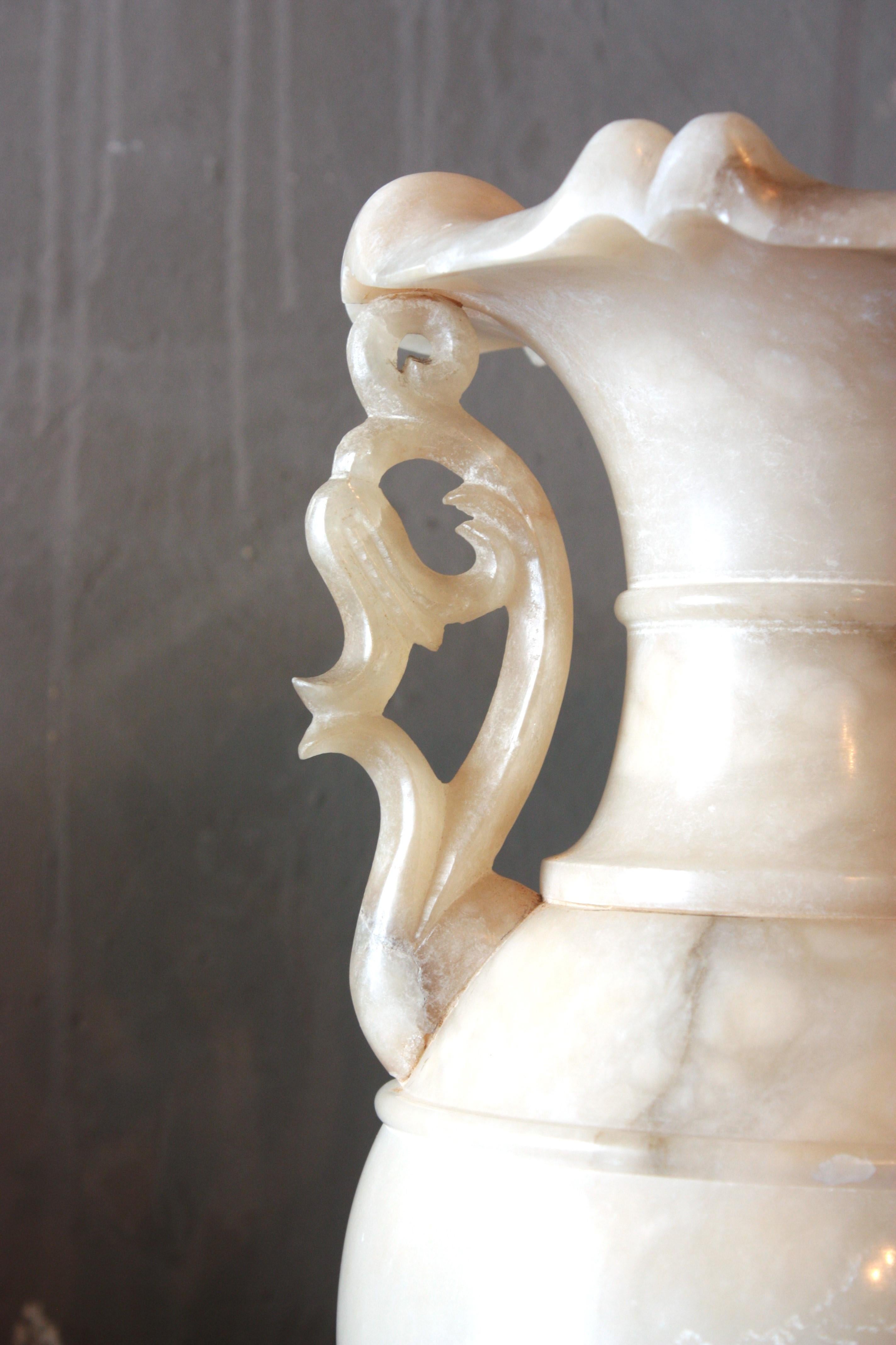 Einzelne Alabaster-Urne Lampe (Handgeschnitzt) im Angebot