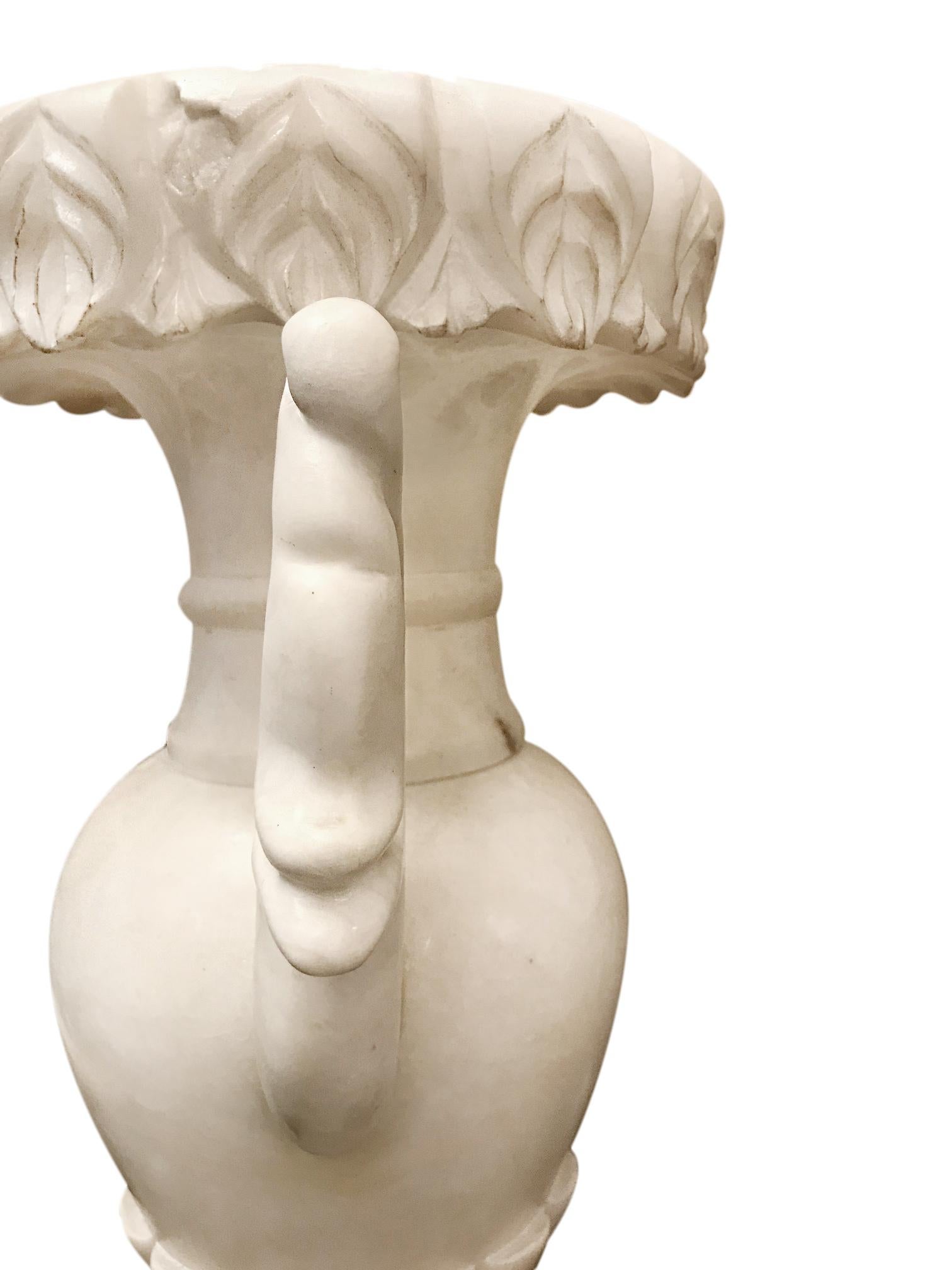 Single Alabaster Urn Lamp In Good Condition For Sale In New York, NY