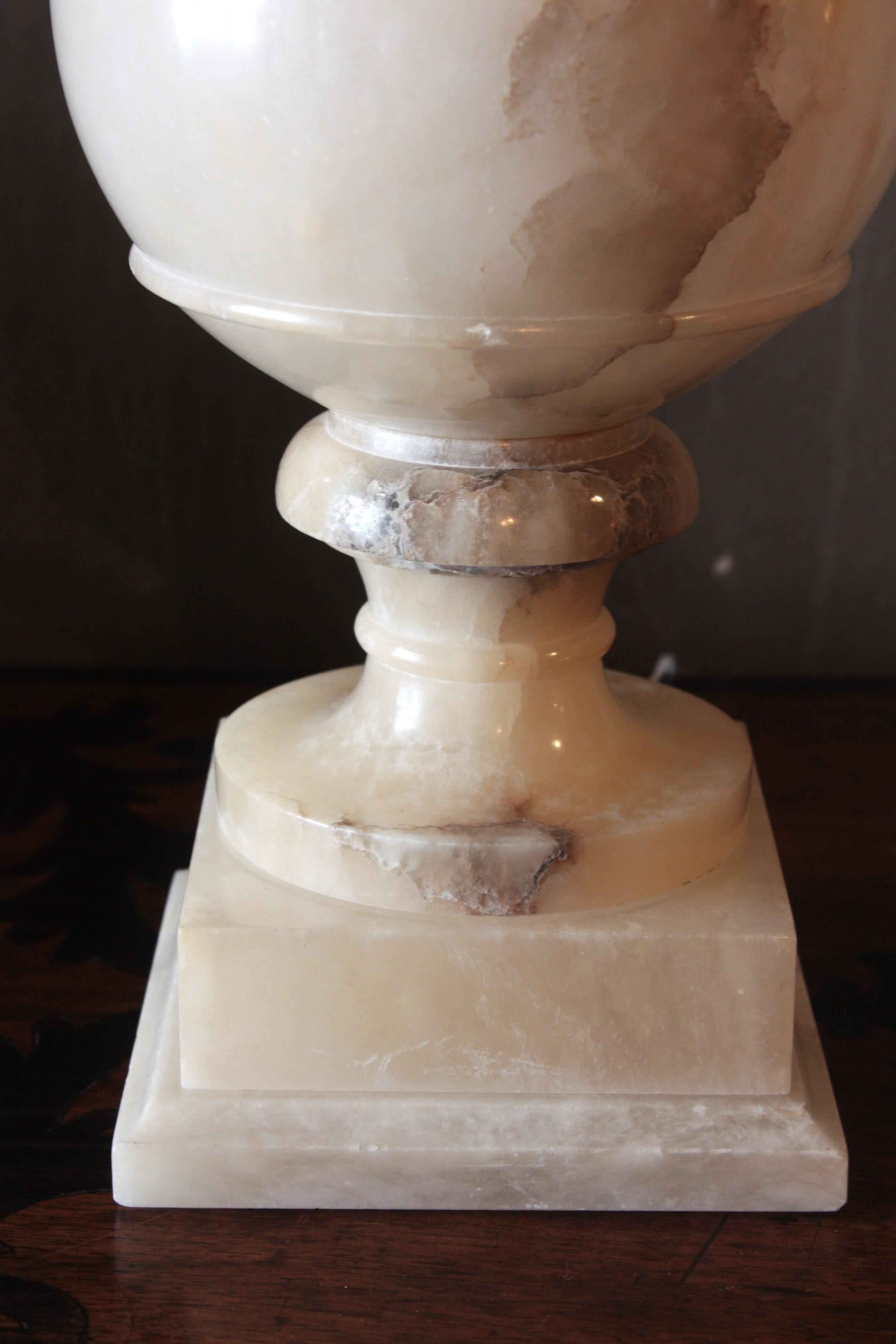 Einzelne Alabaster-Urne Lampe im Zustand „Gut“ im Angebot in Barcelona, ES