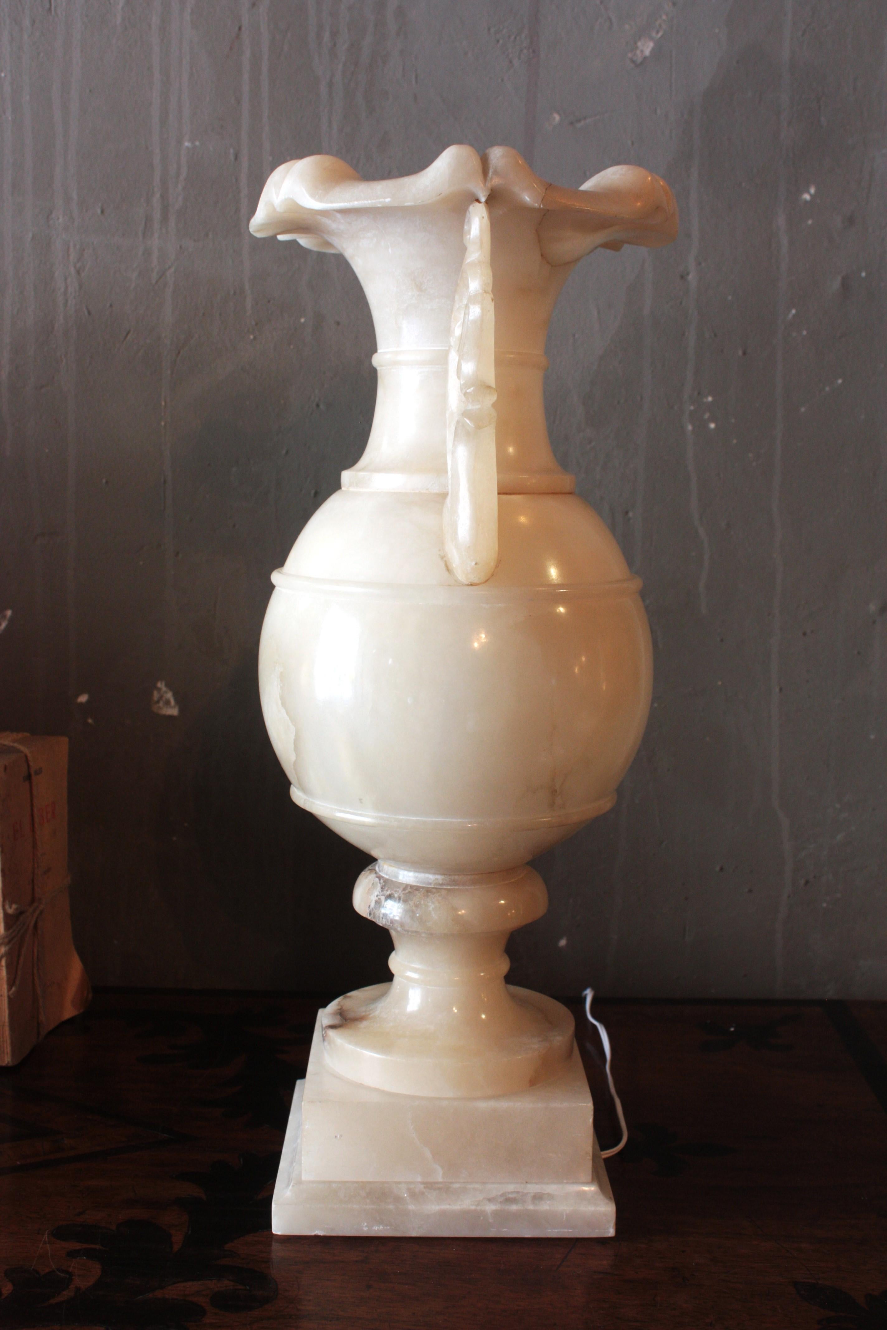 Einzelne Alabaster-Urne Lampe im Angebot 1