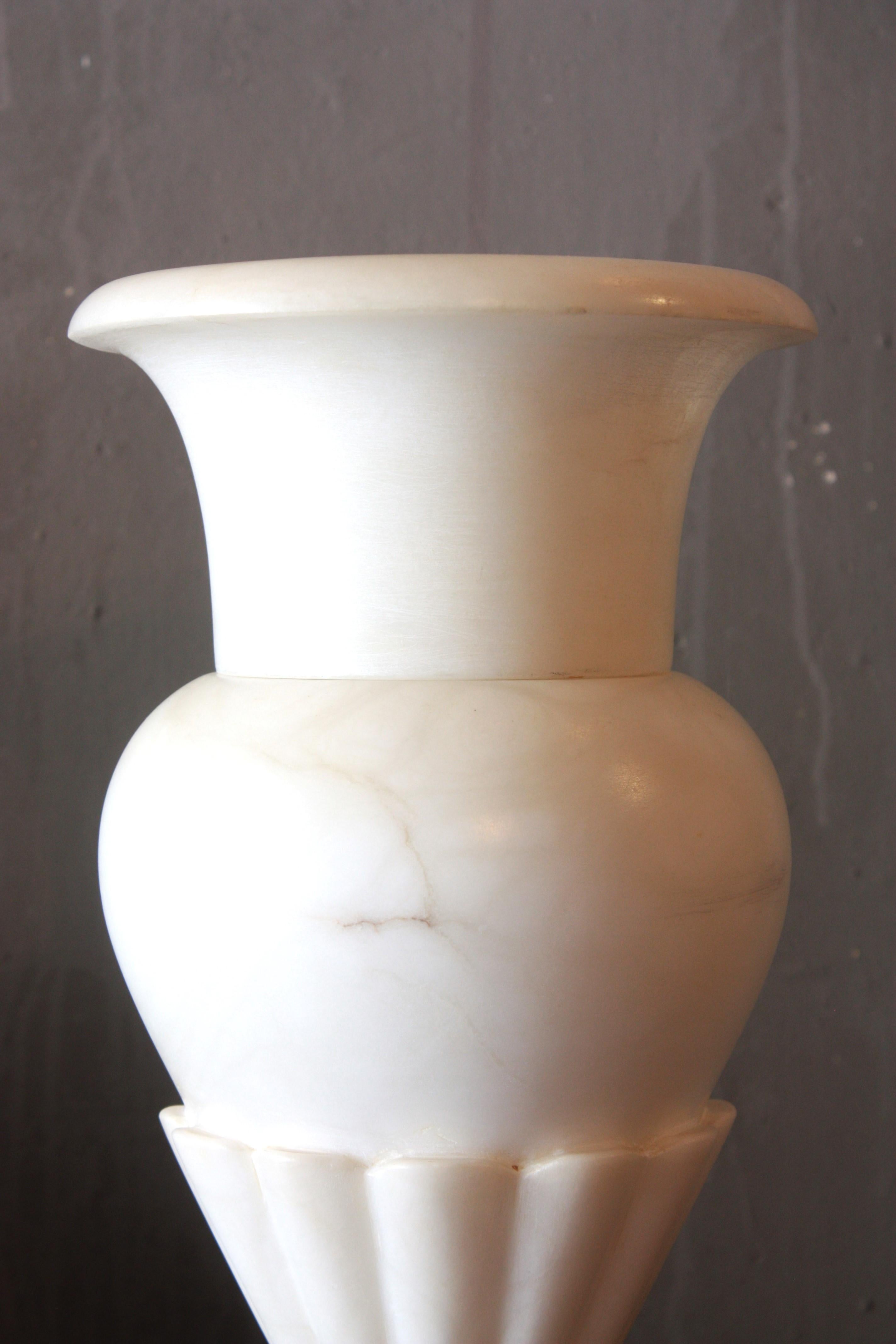 Lampe Urne simple en albâtre en vente 1