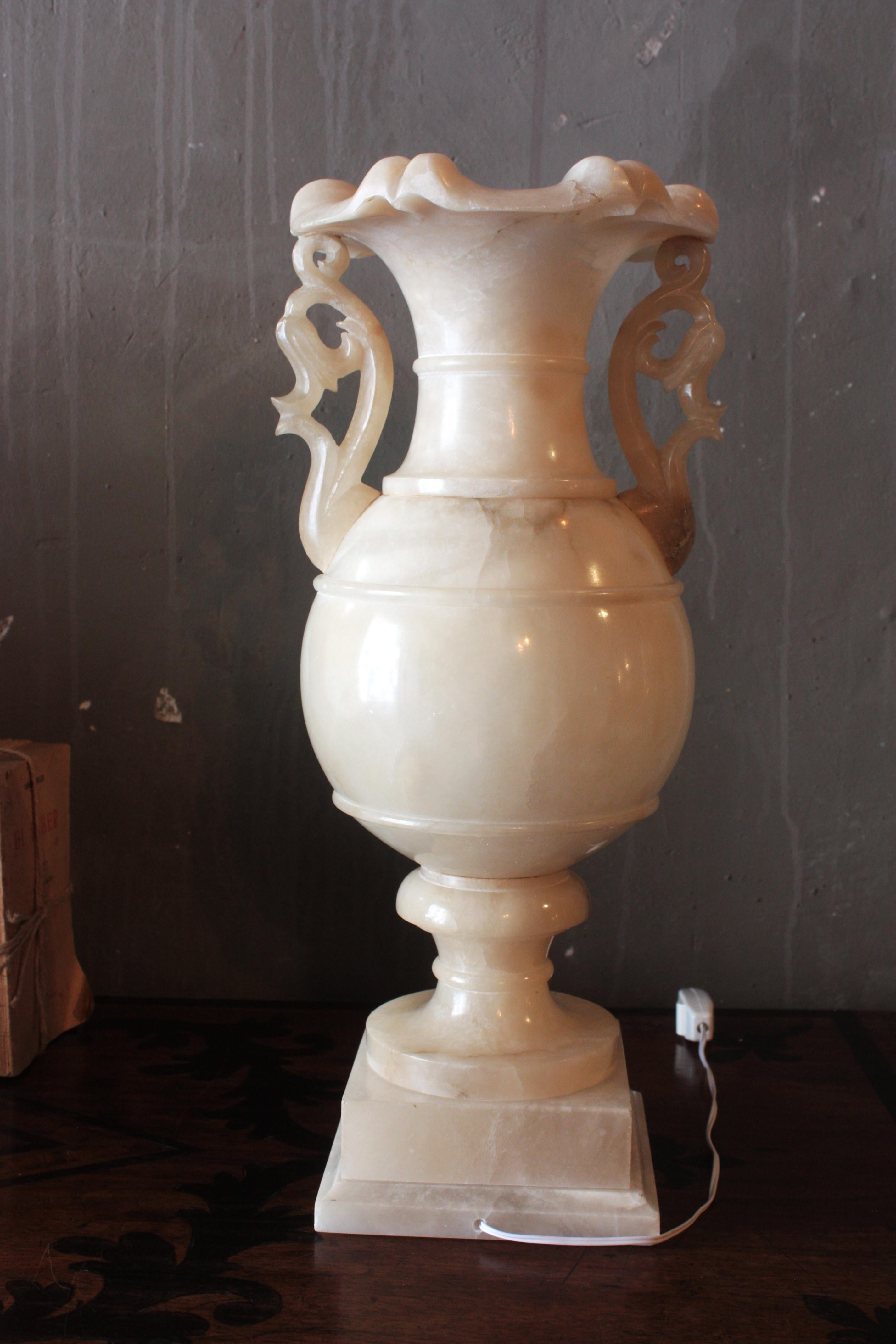 Einzelne Alabaster-Urne Lampe im Angebot 2