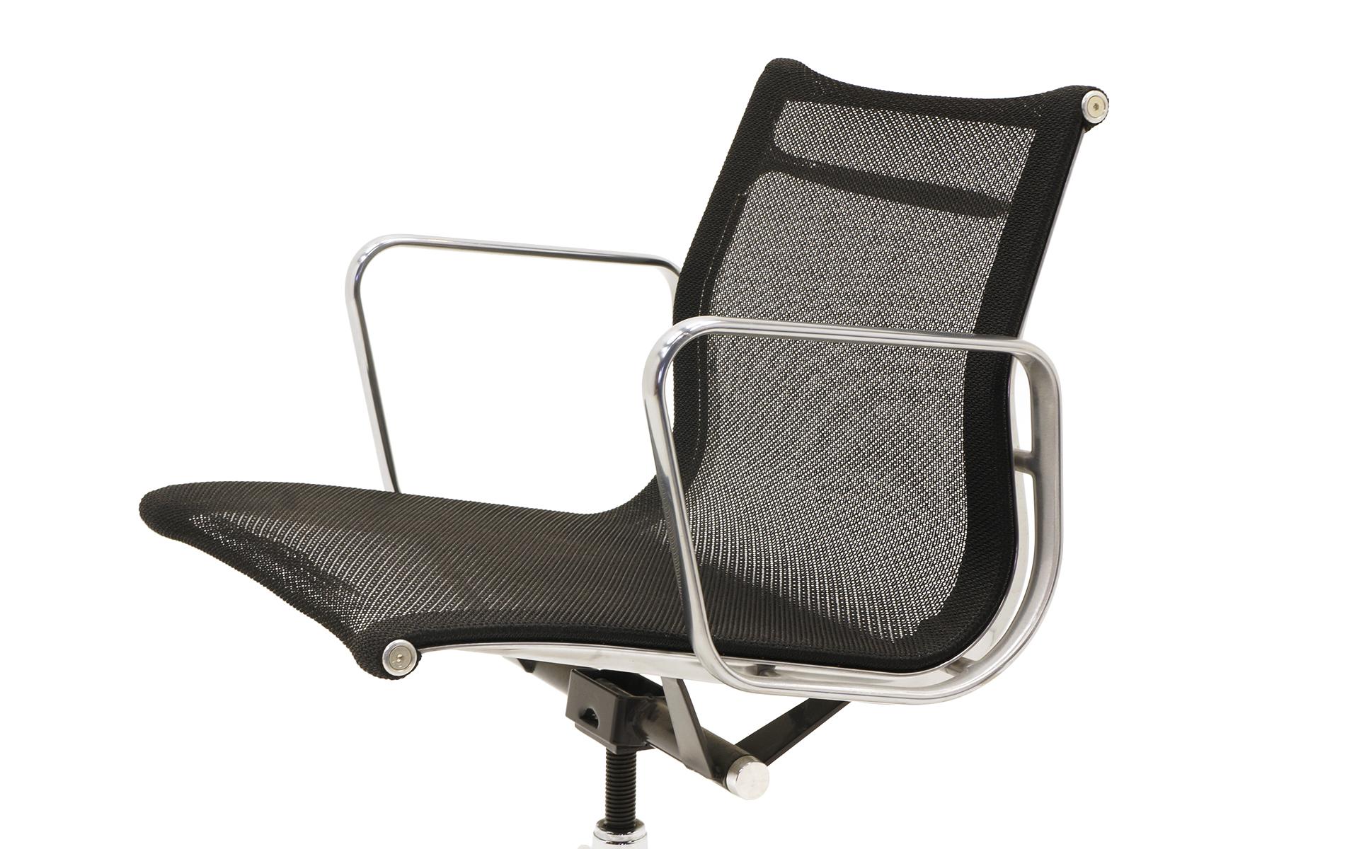 Single Aluminum Group Desk Chair, Black Mesh, by Charles and Ray Eames In Good Condition In Kansas City, MO