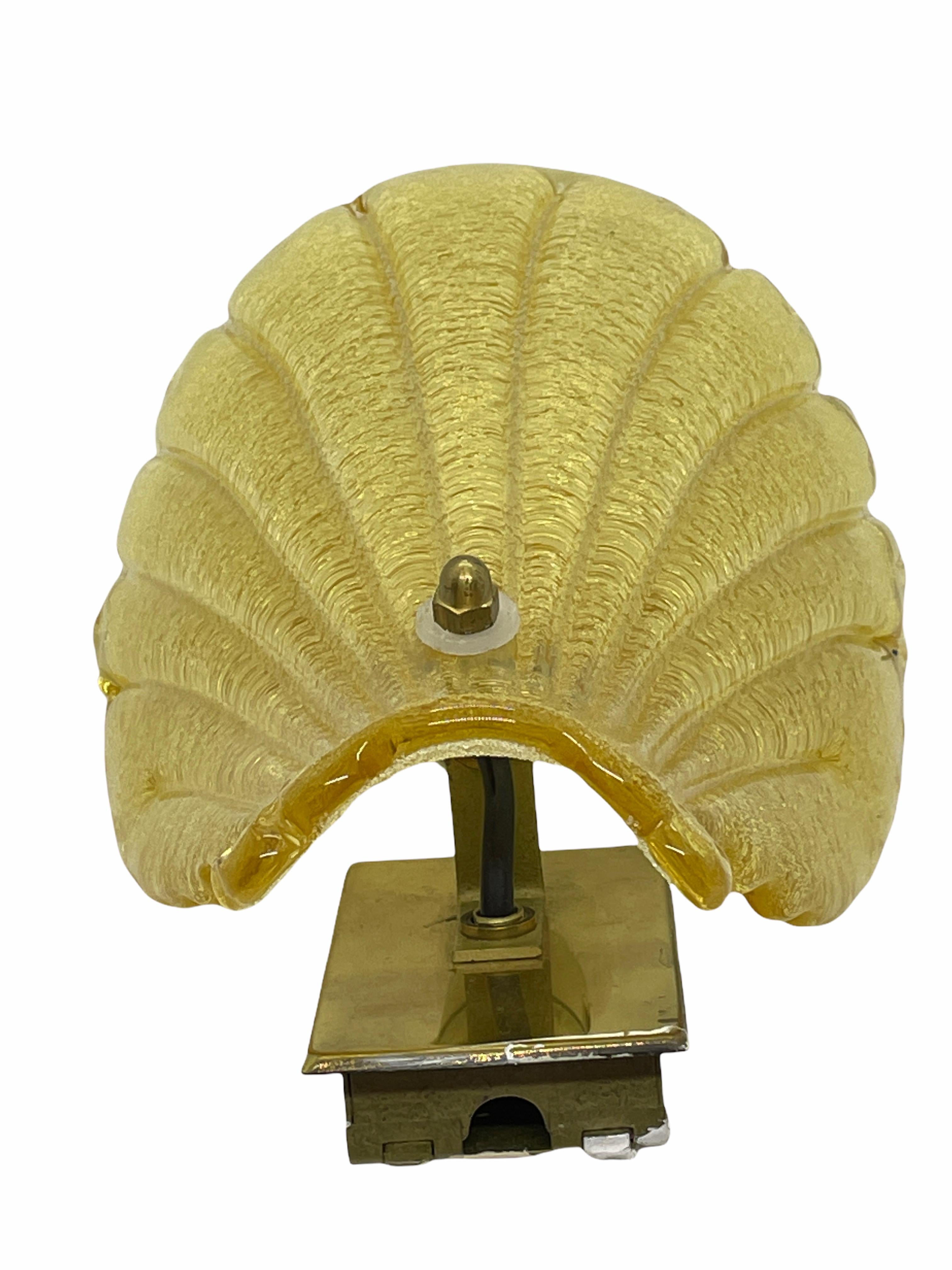 Milieu du XXe siècle Applique simple en verre ambré et laiton en forme de coquillage par Soelken Leuchten, Allemagne, années 1960 en vente