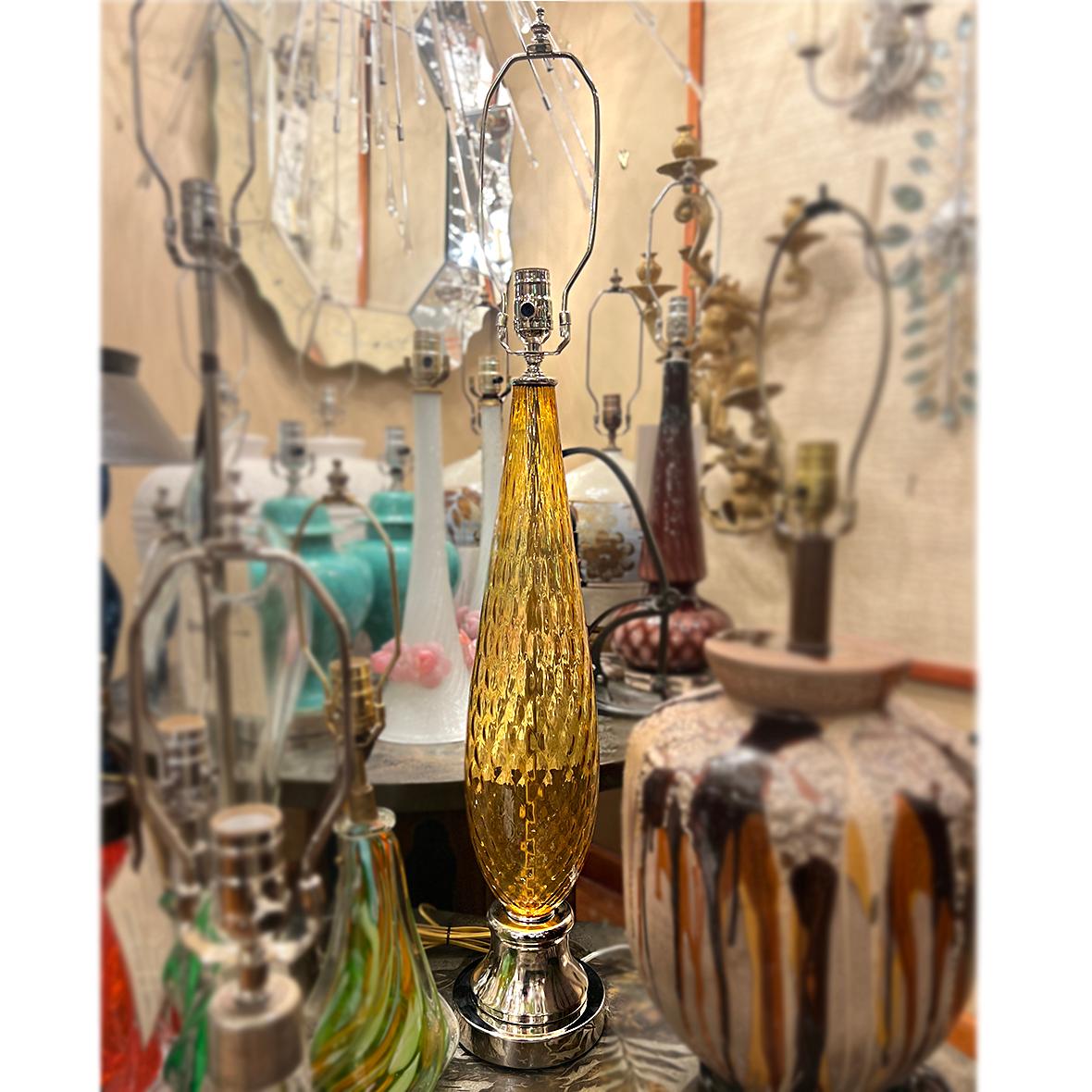 Lámpara simple de cristal ámbar mediados del siglo XX en venta