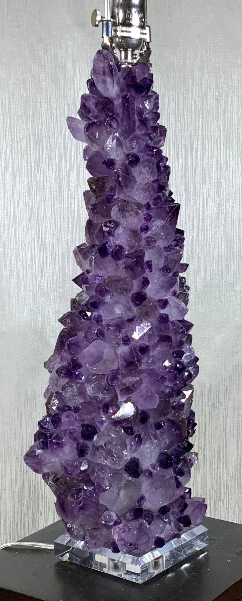 Single Amethyst Rock Crystal Table Lamp In Good Condition For Sale In Delray Beach, FL