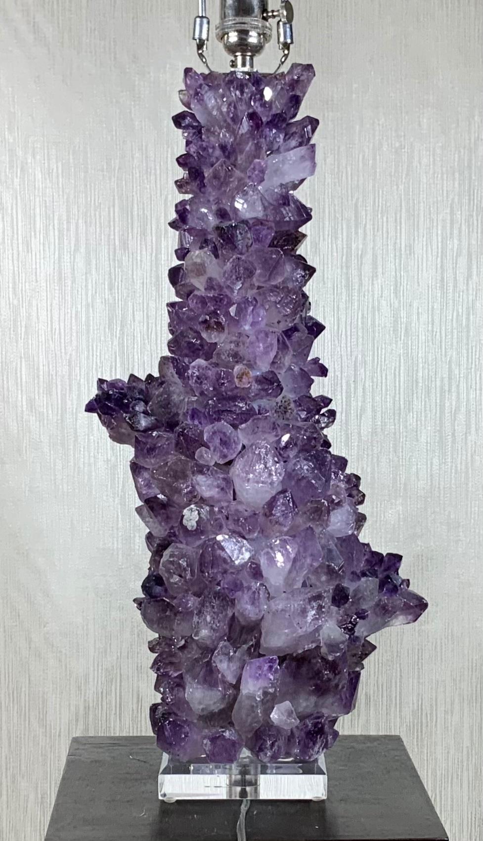 Cristal de roche Lampe de table en cristal de roche d'améthyste simple en vente