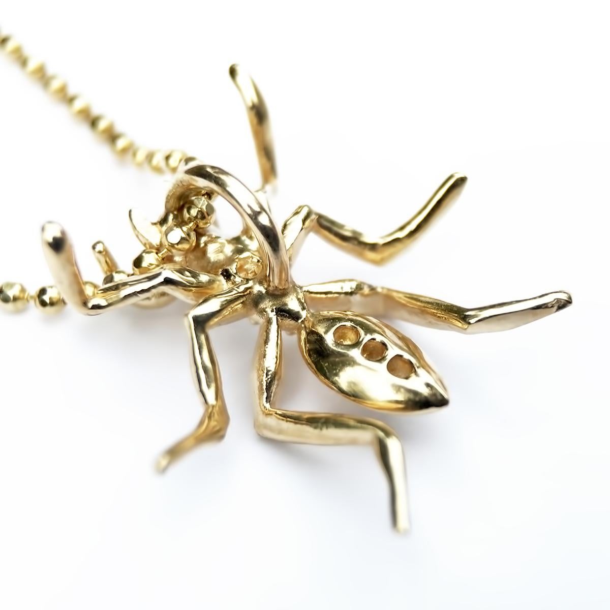 El colgante AT401PD YG es una pieza de joyería de edición limitada que le hará sentirse como de la realeza. Fabricado en oro amarillo de 14 quilates, este colgante presenta un impresionante diseño de hormiga que simboliza el poder y la fuerza de una