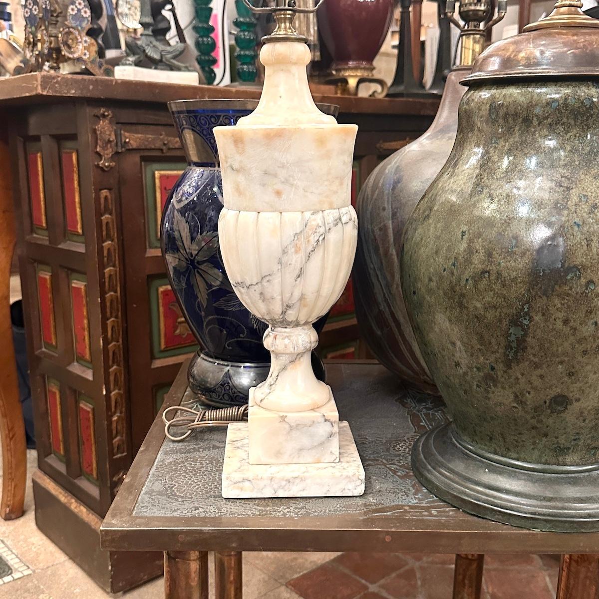 Lampe de table en albâtre sculpté, d'origine italienne, datant des années 1920.

Mesures :
Hauteur du corps : 15
Hauteur jusqu'à l'appui de l'abat-jour : 24