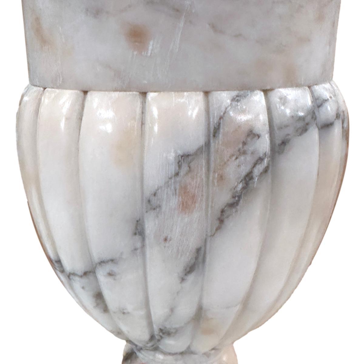 italien Lampe simple en albâtre antique en vente