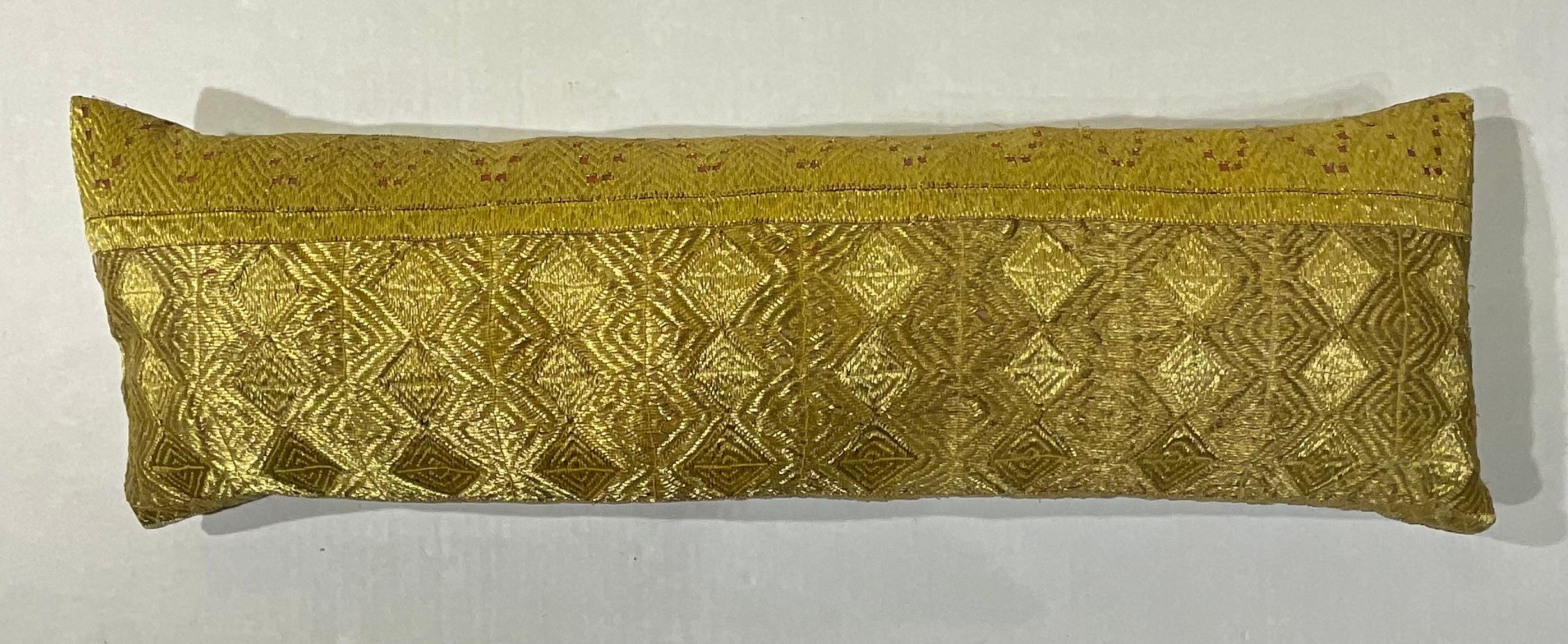 Exceptionnel oreiller en broderie de fils métalliques dorés sur fond de coton avec de magnifiques motifs géométriques artistiques. Support en coton fin. Récupéré d'une grande antiquité du siècle  textile tribal.