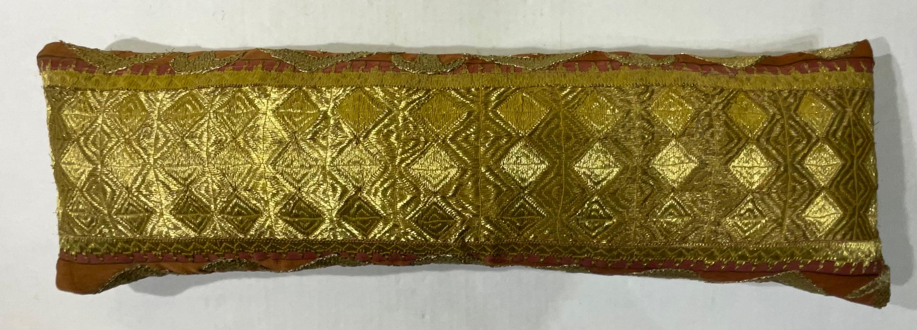 Exceptionnel oreiller en broderie de fils métalliques dorés sur fond de coton avec de magnifiques motifs géométriques artistiques. Support en coton fin. Récupéré d'un textile tribal antique plus grand.
