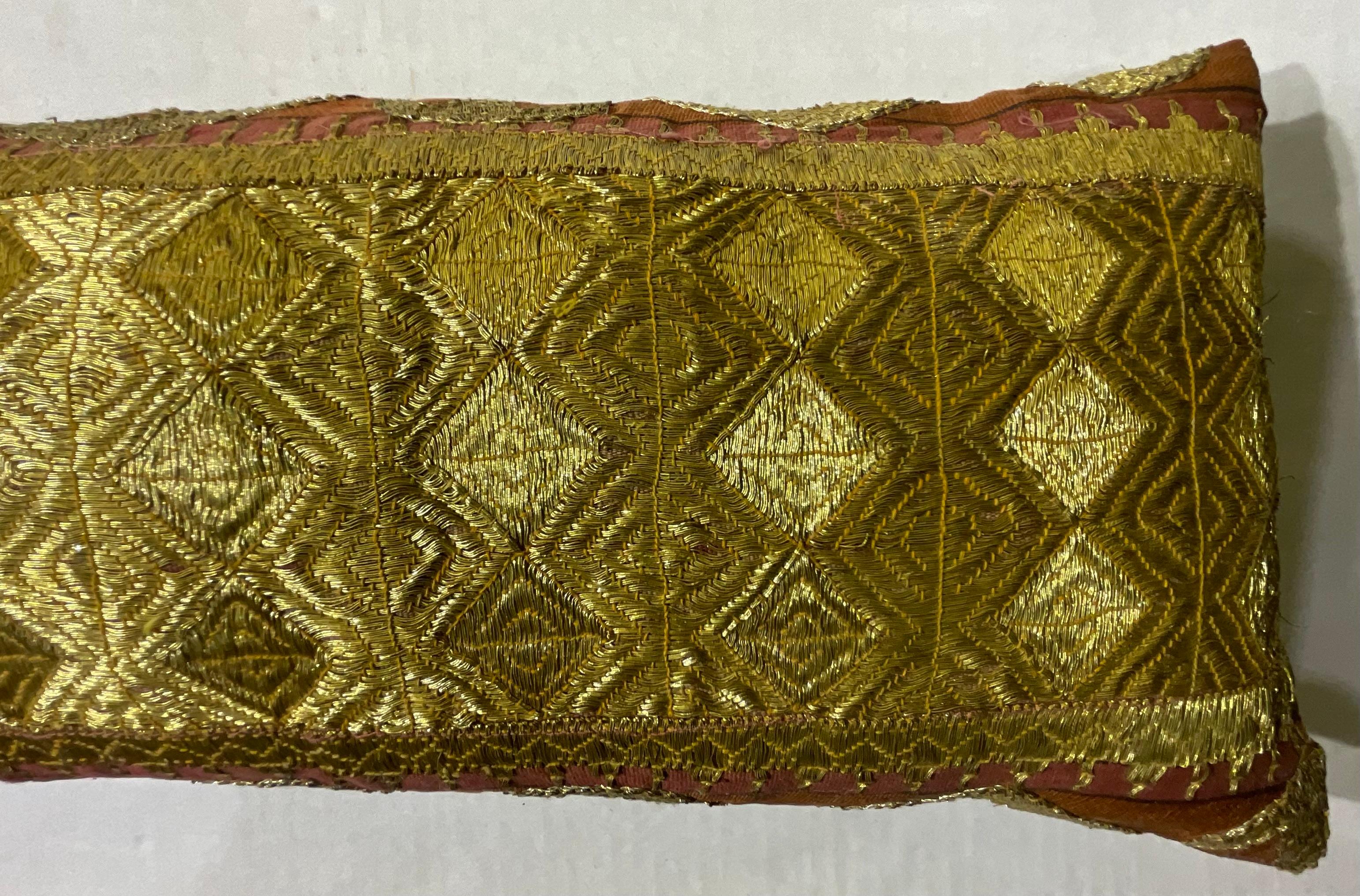 Einzelnes antikes Textilkissen mit Stickereien (Turkestan) im Angebot