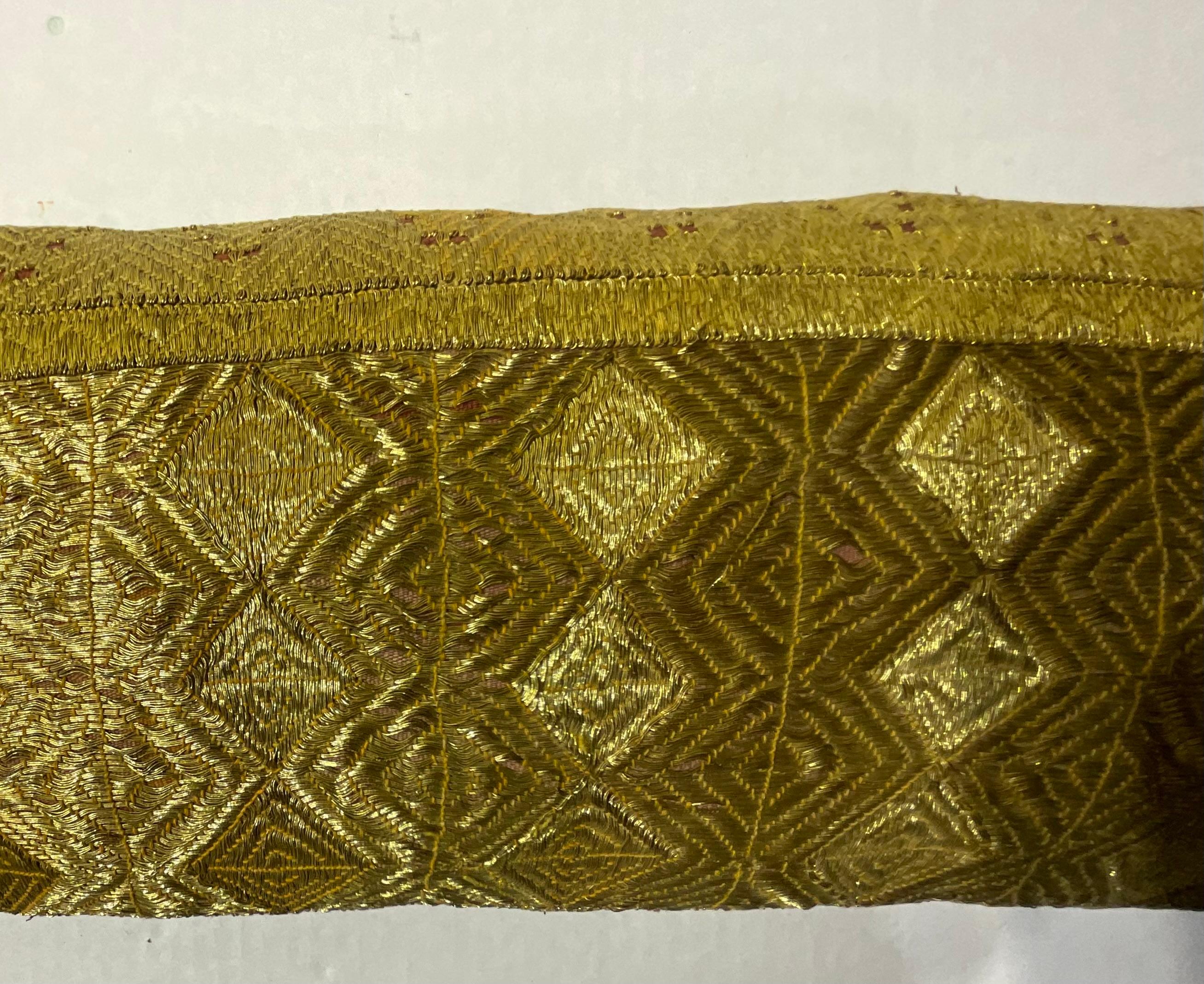 Einzelnes antikes Textilkissen mit Stickereien  (Handgefertigt)