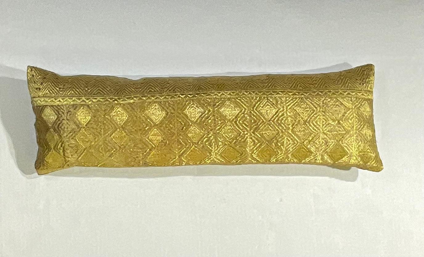 Einzelnes antikes Textilkissen mit Stickereien  (Baumwolle)