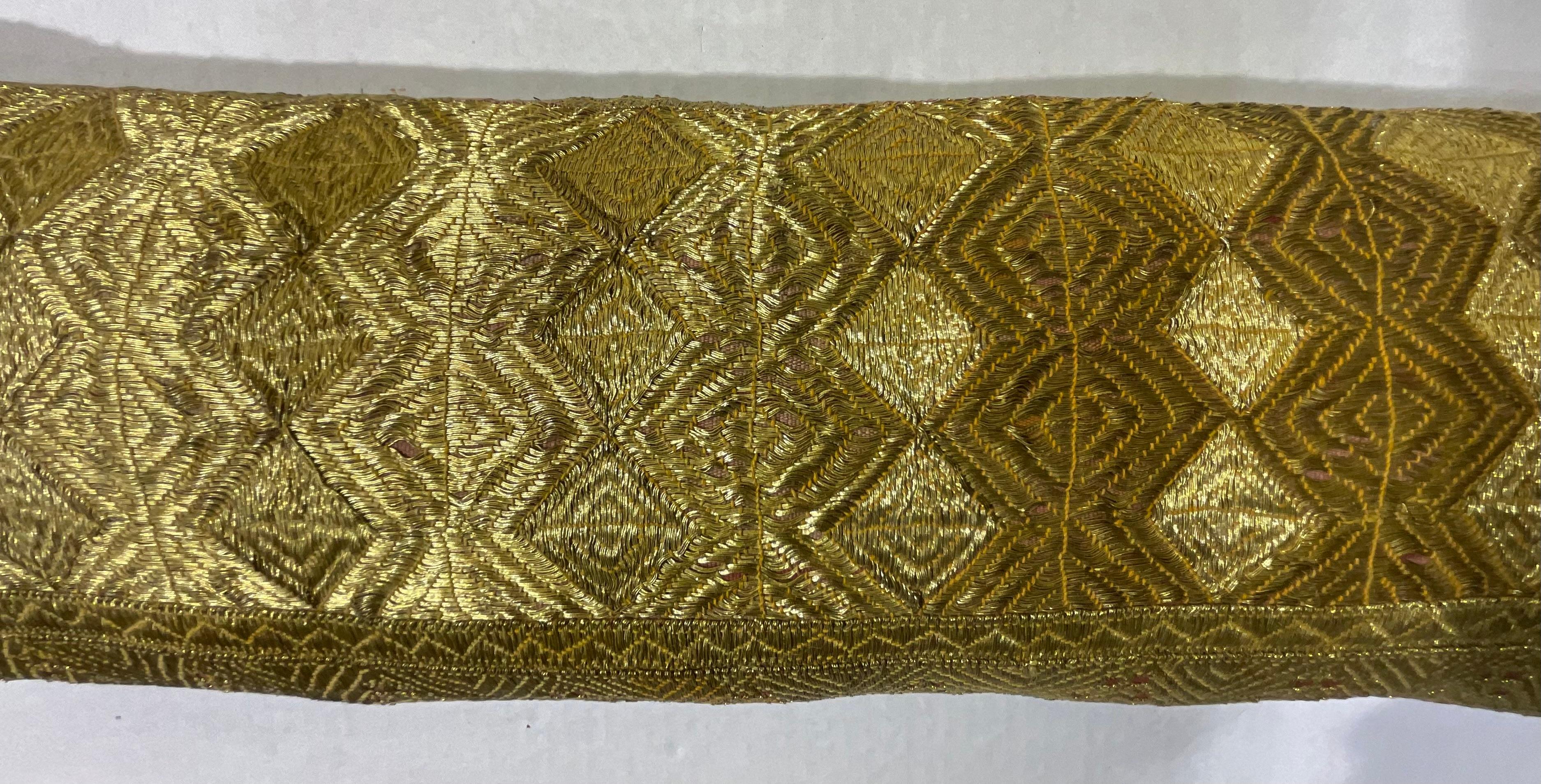 Einzelnes antikes Textilkissen mit Stickereien  1
