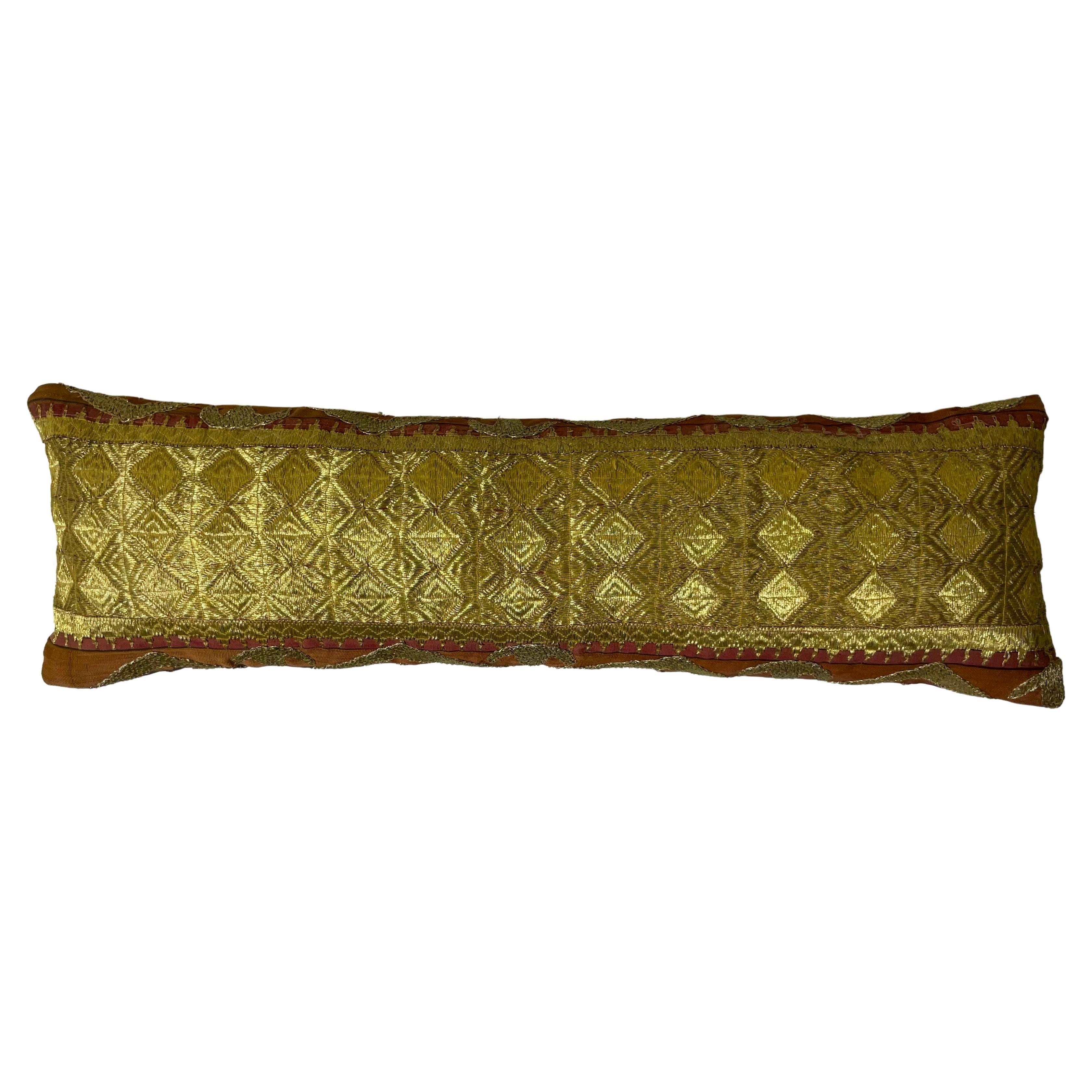 Einzelnes antikes Textilkissen mit Stickereien