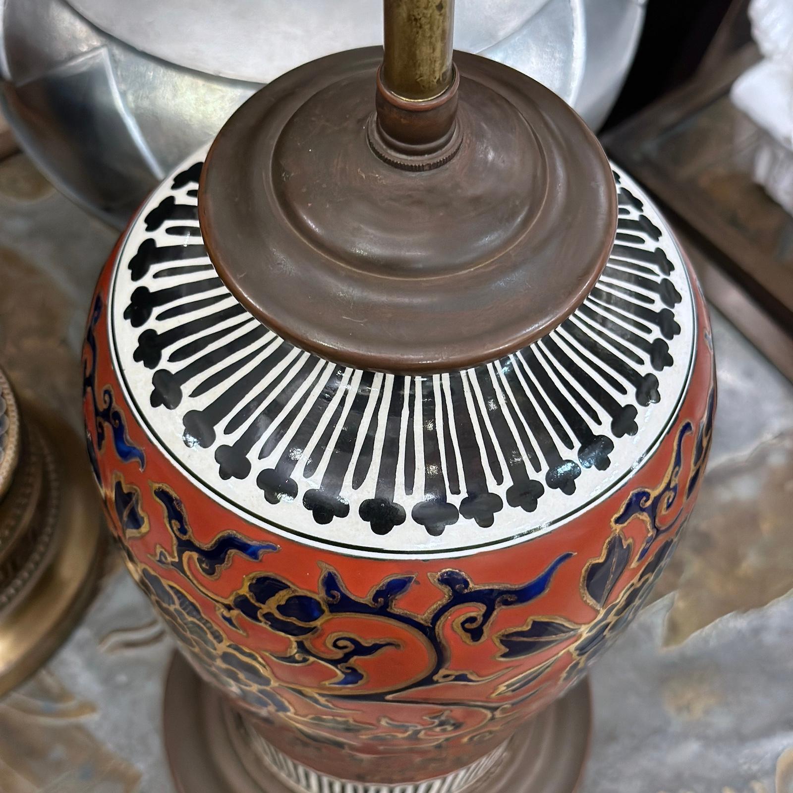 Une lampe simple en porcelaine anglaise circa 1900 avec décoration florale et détails dorés.

Mesures :
Hauteur du corps : 12
Hauteur jusqu'à l'appui de l'abat-jour : 21