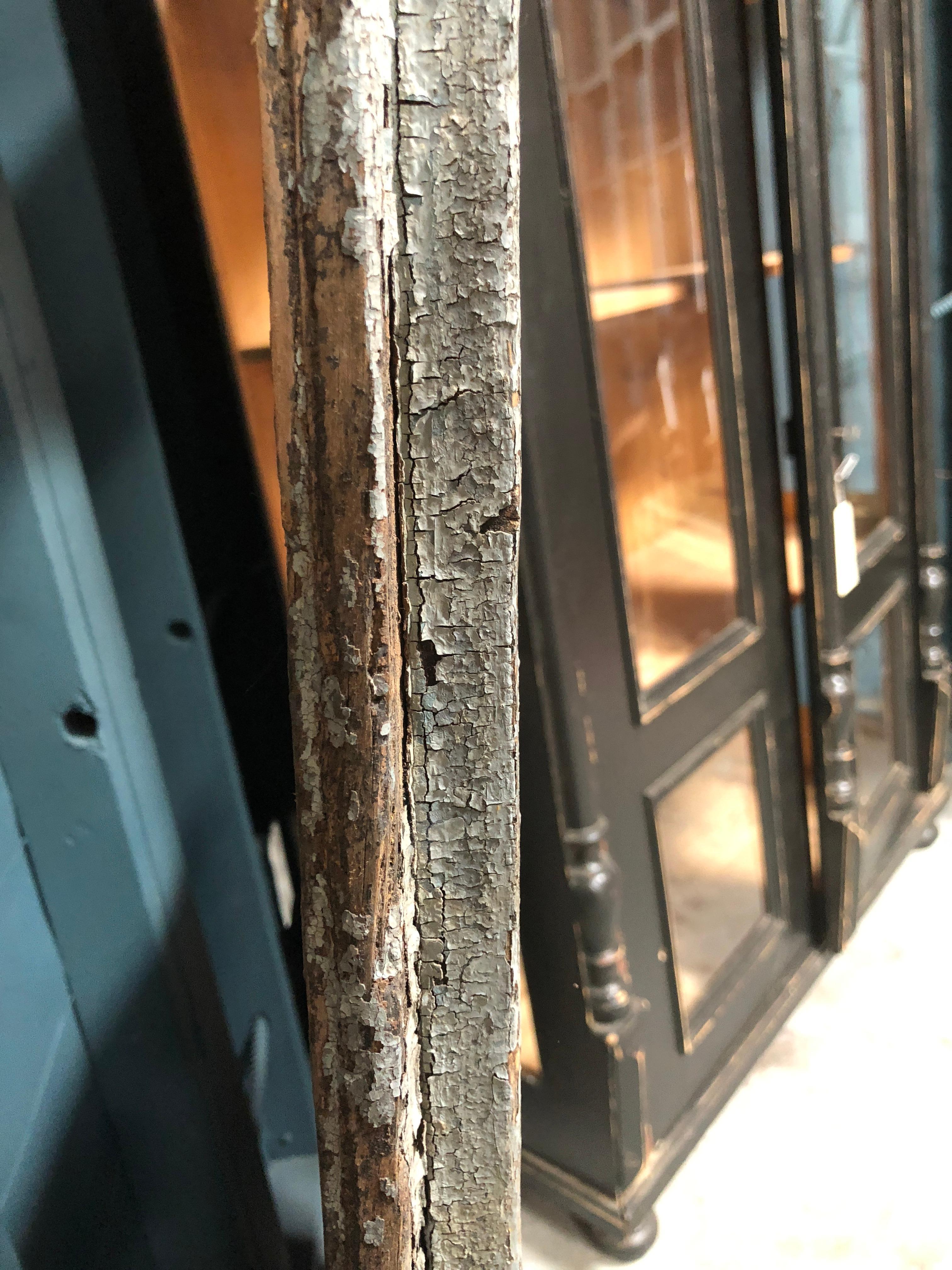 Schöne bemalte antike Tür mit detaillierten Eisenbeschlägen und intaktem Glasfenster. Stammt von einem europäischen Bauernhof. Noch voll funktionsfähig mit einigen allgemeinen Verschleiß an Holz und Farbe.