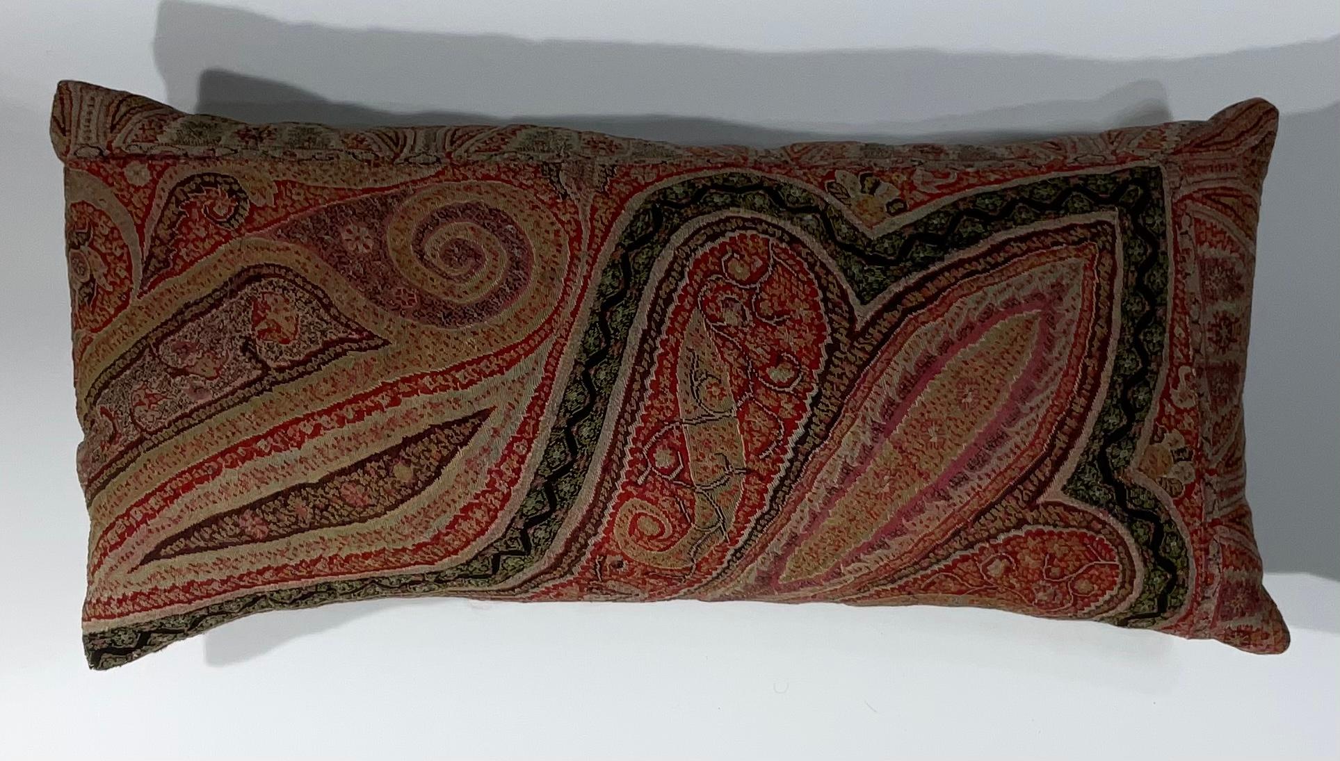 Beautiful pillow made of antique Indian handmade Paisley Textile, fresh insert, fine cotton backing.
Double front support lining.
  