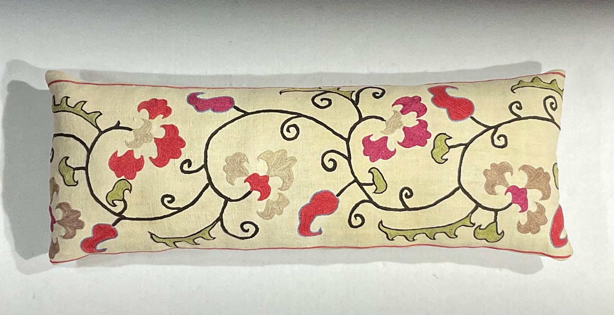 Einzelne antike Suzani-Kissen aus Seide mit Stickerei im Angebot 3